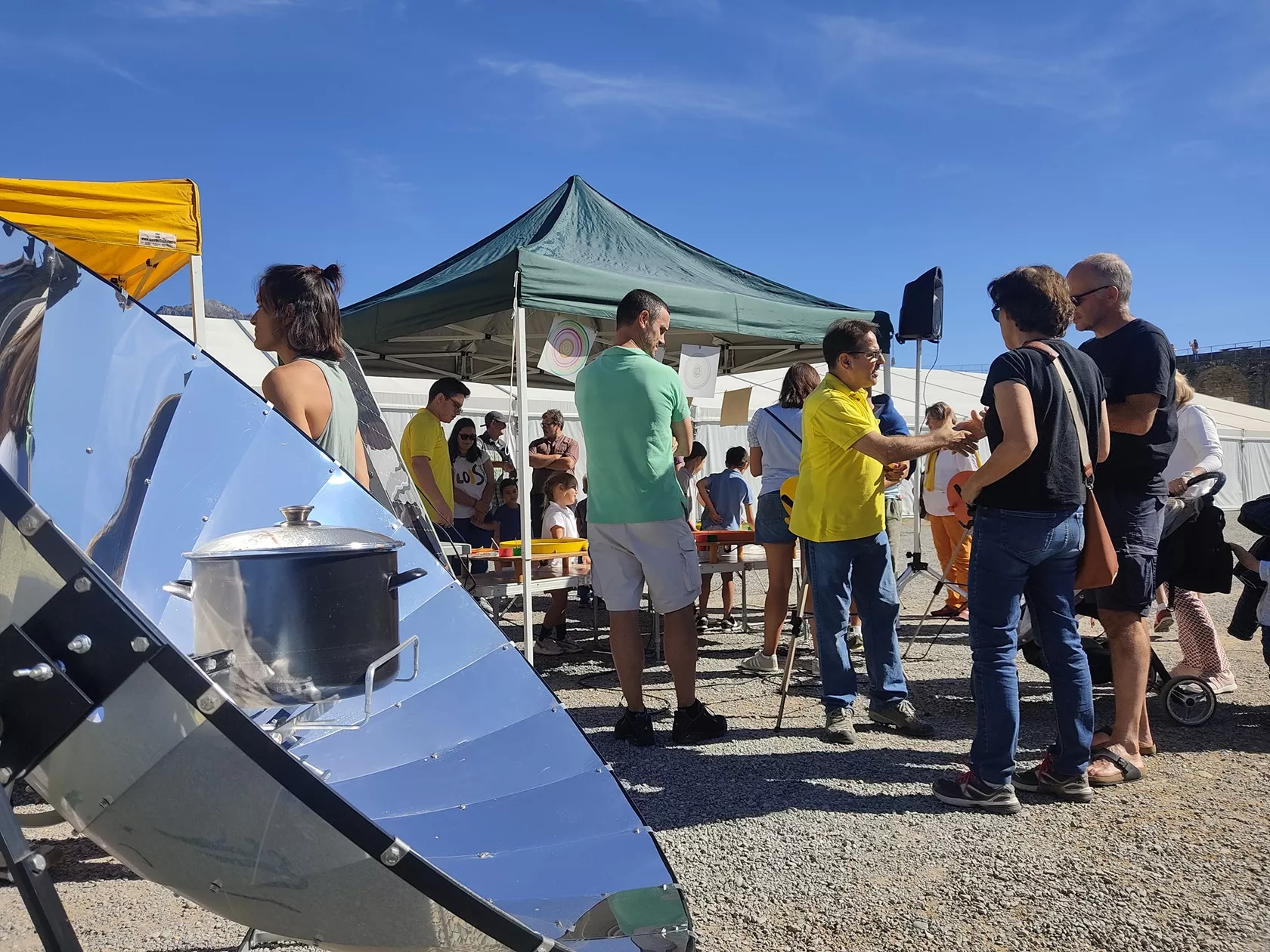 Actividades del pasado Climatic Festival en la explanada del Castillo de Aínsa.