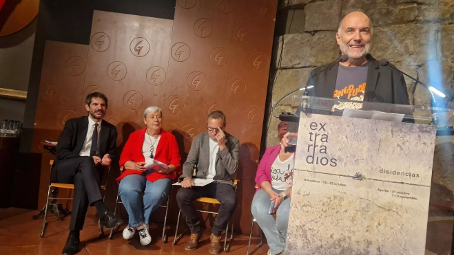 Luis Lles, presentando la primera edición de Extrarradios. Foto Myriam Martínez Luis Lles, presentando la primera edición de Extrarradios. Foto Myriam Martínez