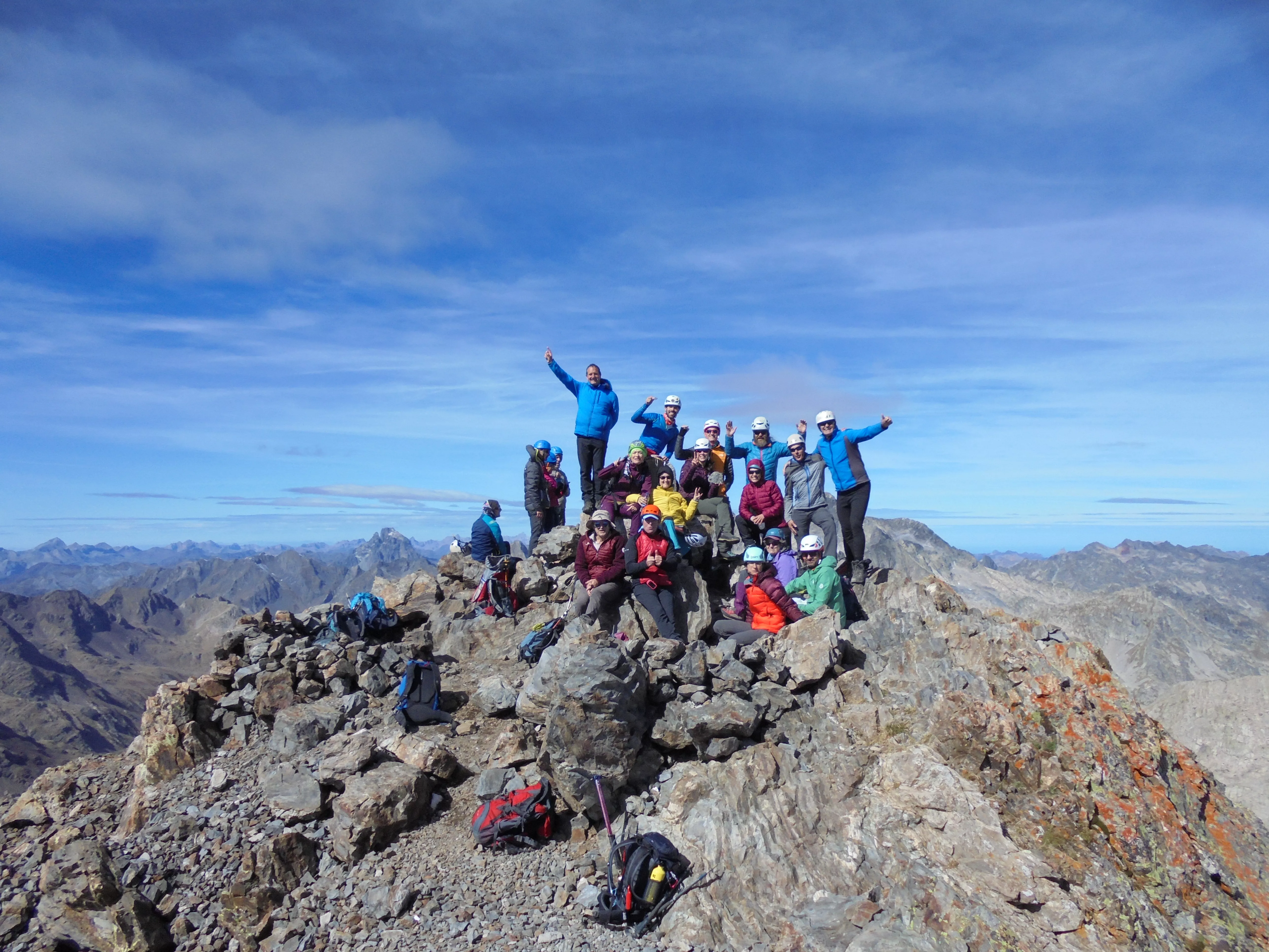 El grupo en la cima de La Gran Facha. Foto: Peña Guara