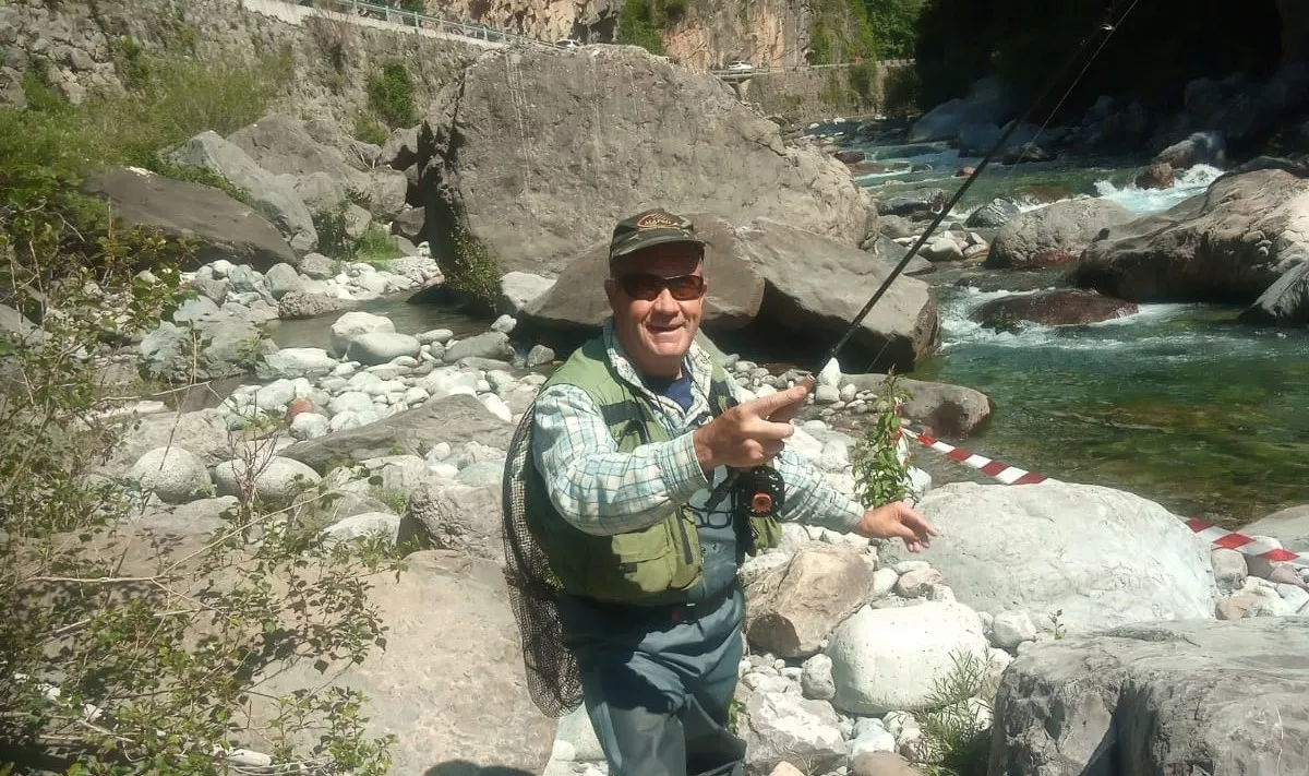 Julián Vergara, con su caña de pescar, en el Coto de La Fortunada.