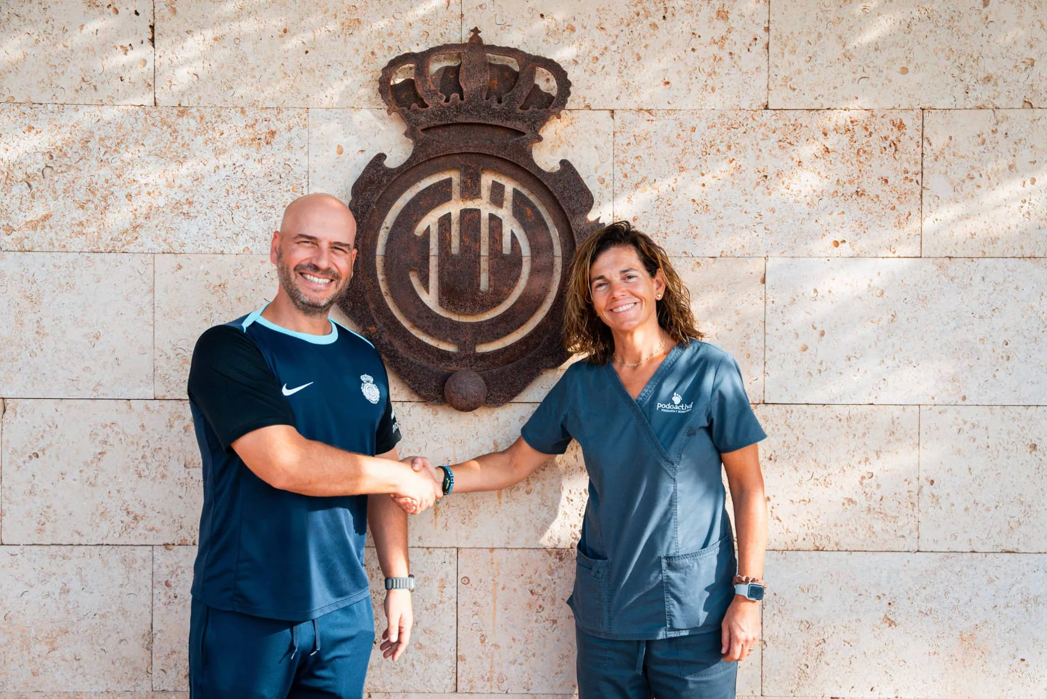 Adolfo Muñoz y Conchi Salom, apretón de manos tras el acuerdo