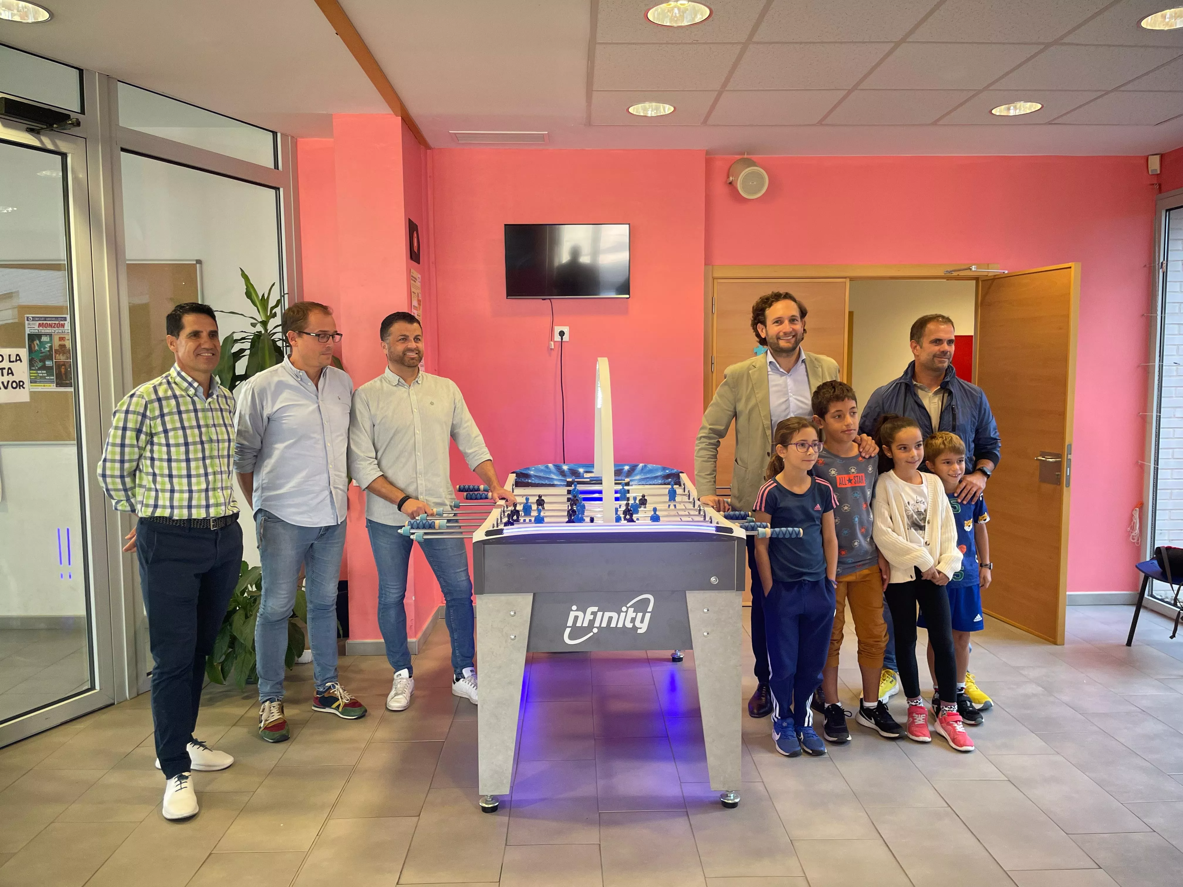 Isaac Claver, Eliseo Martín y los hermanos Joaquín y Raúl Saila con un futbolín