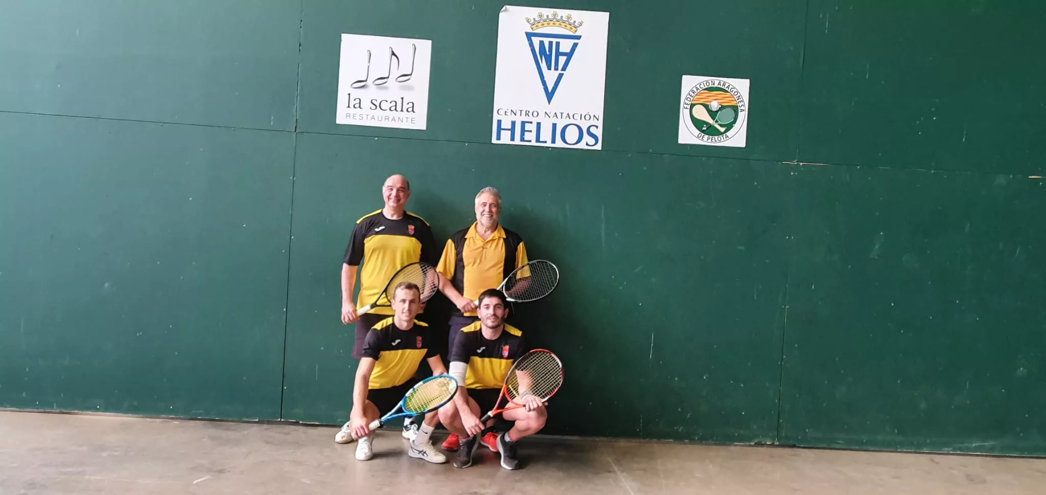 Integrantes del CP El Temple en la cancha del Helios.