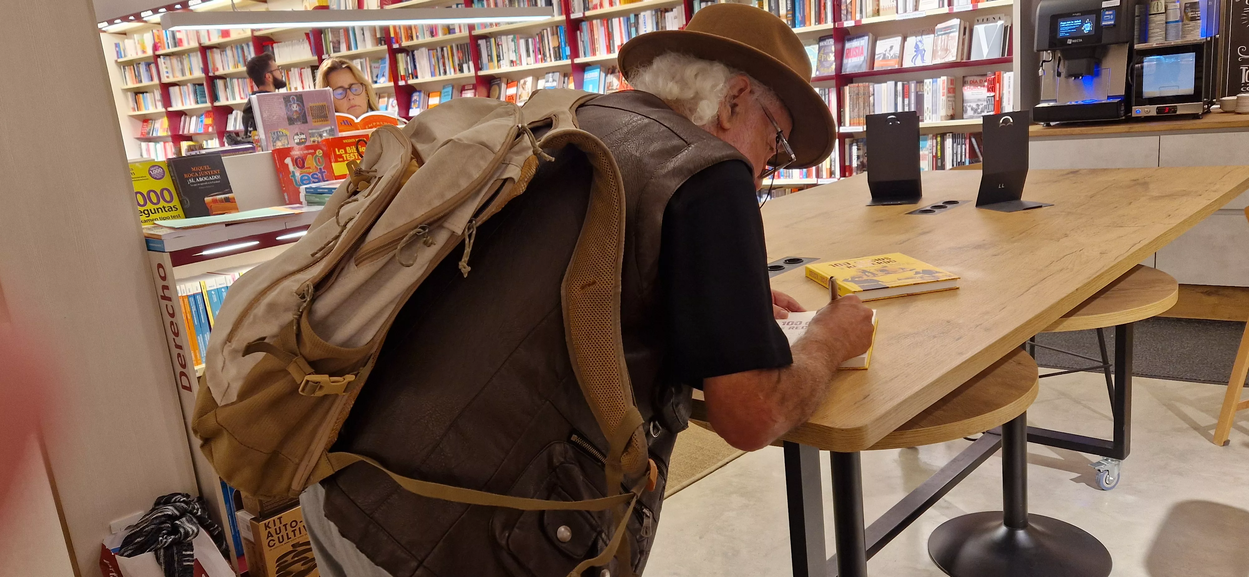 presentación del libro 100 Oficios para el recuerdo de Eugenio Monesma