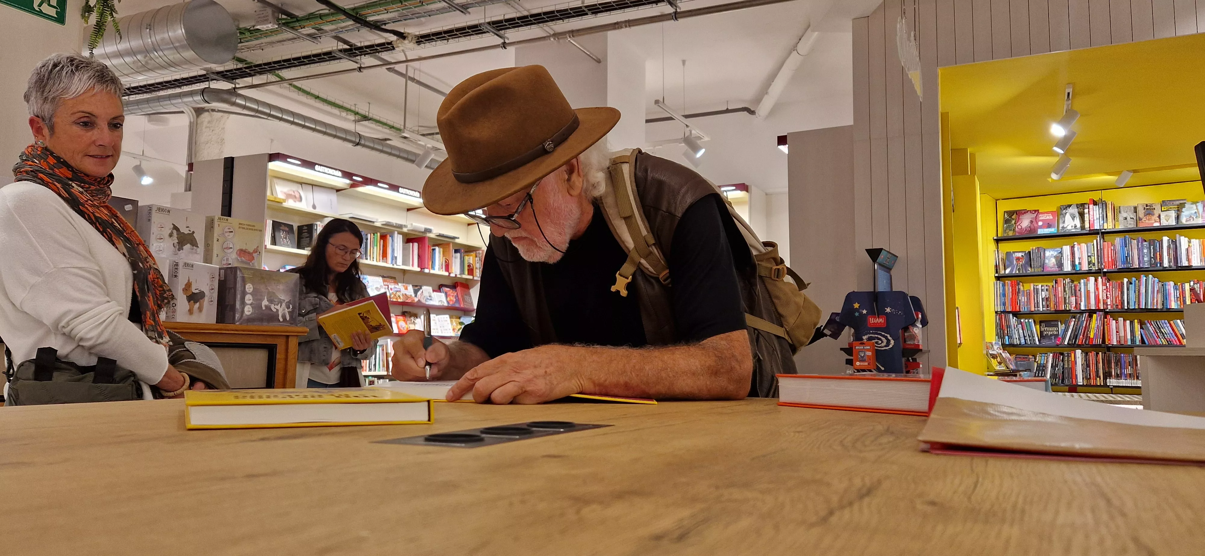 presentación del libro 100 Oficios para el recuerdo de Eugenio Monesma