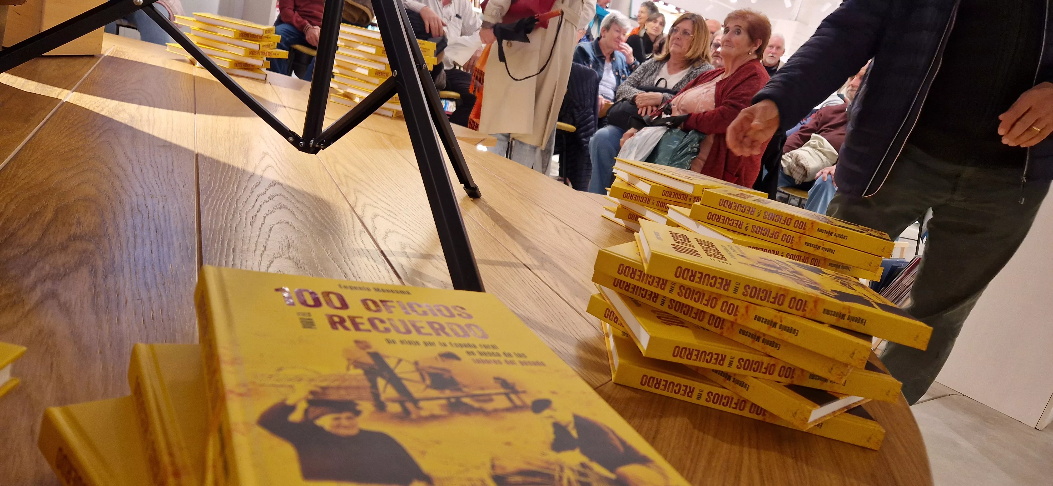 Presentación del libro 100 Oficios para el recuerdo de Eugenio Monesma. Foto Myriam Martínez