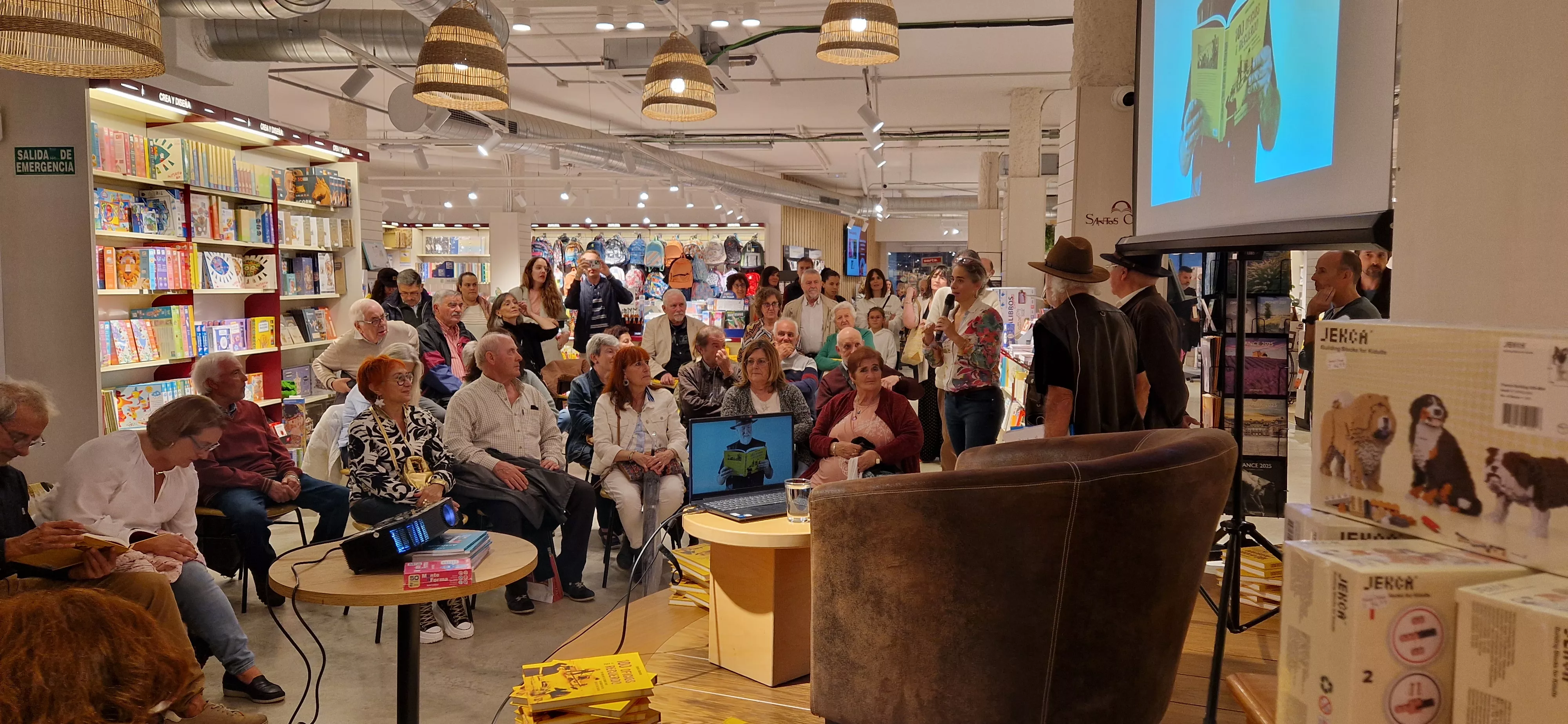 Presentación del libro 100 Oficios para el recuerdo de Eugenio Monesma. Foto Myriam Martínez