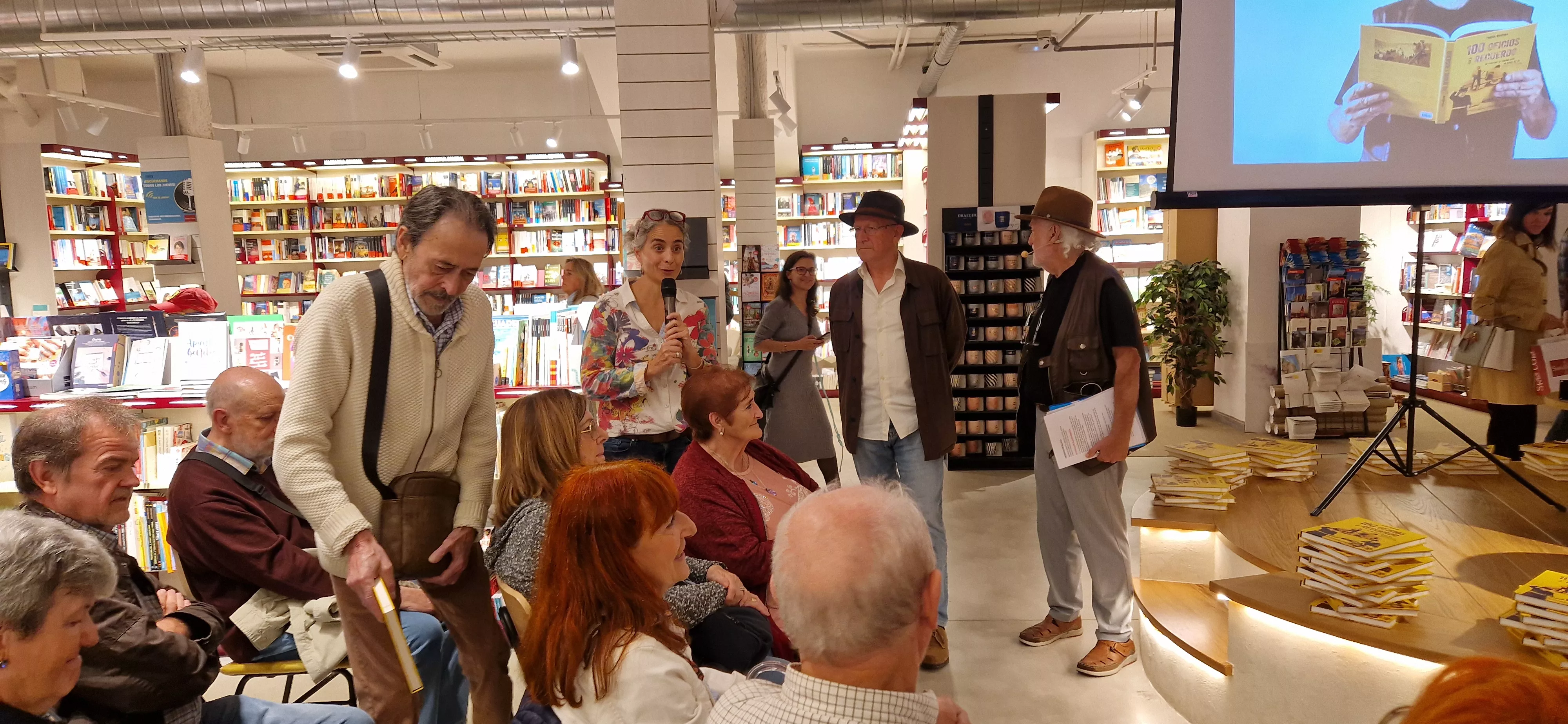 Presentación del libro 100 Oficios para el recuerdo de Eugenio Monesma. Foto Myriam Martínez