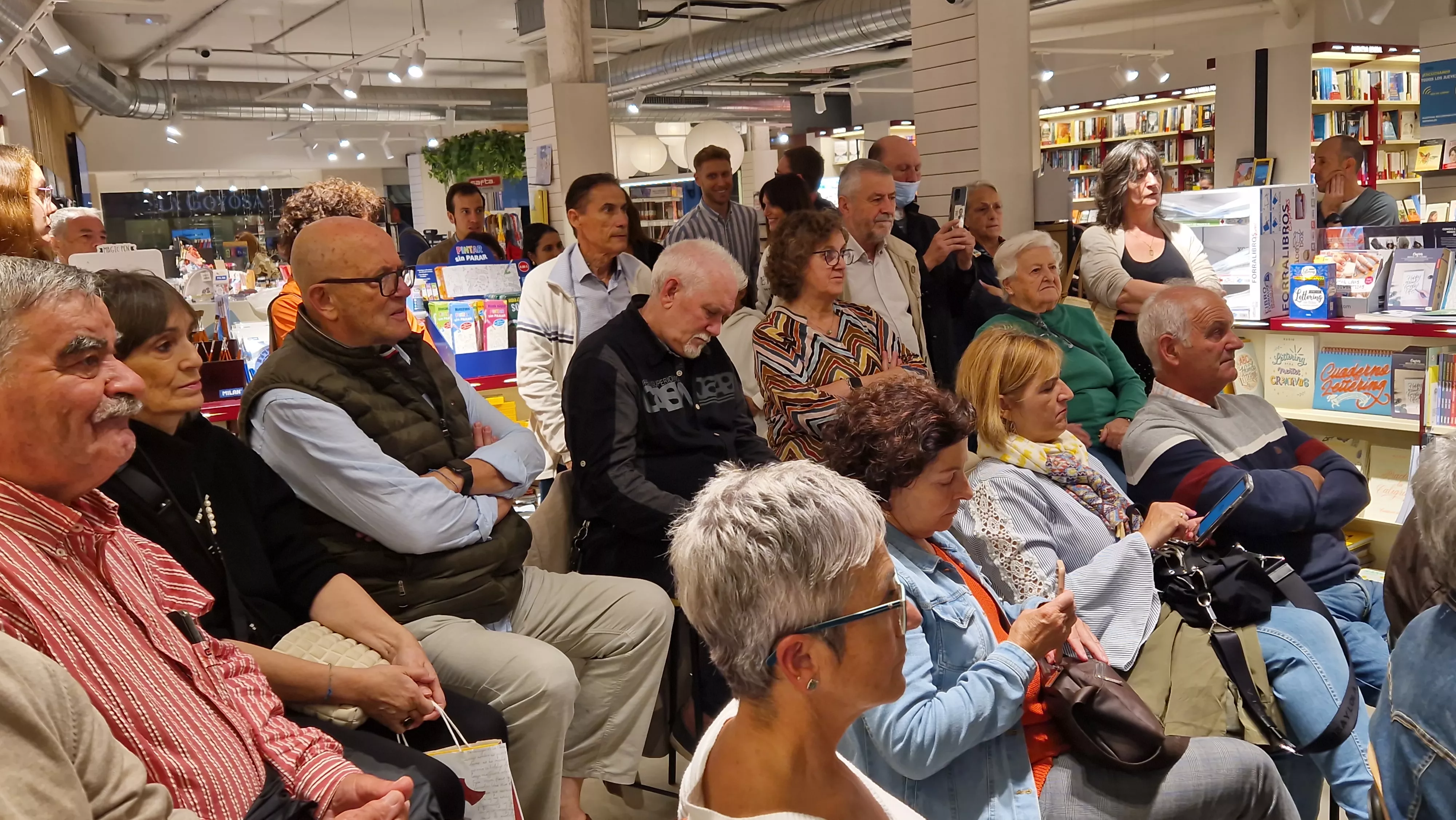 Presentación del libro 100 Oficios para el recuerdo de Eugenio Monesma. Foto Myriam Martínez