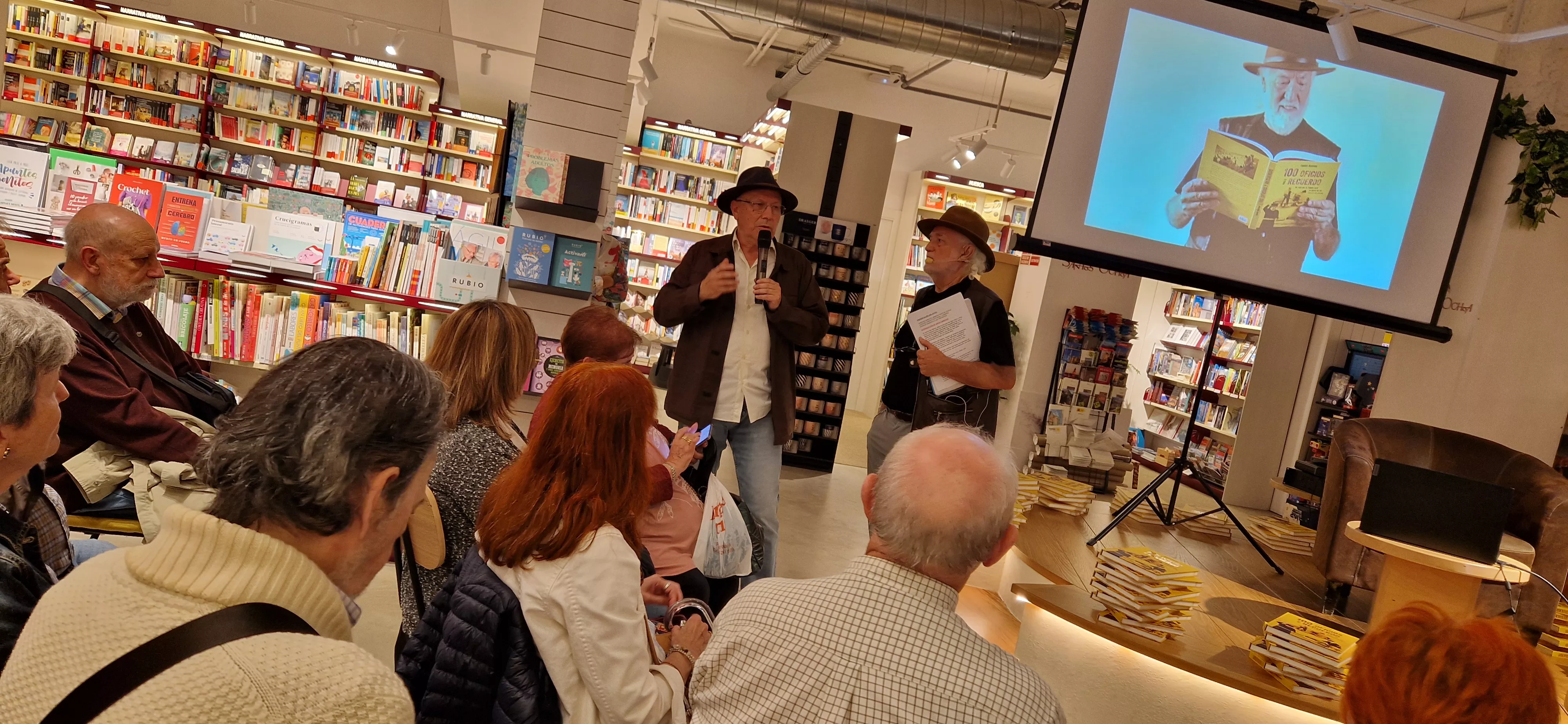 Presentación del libro 100 Oficios para el recuerdo de Eugenio Monesma. Foto Myriam Martínez