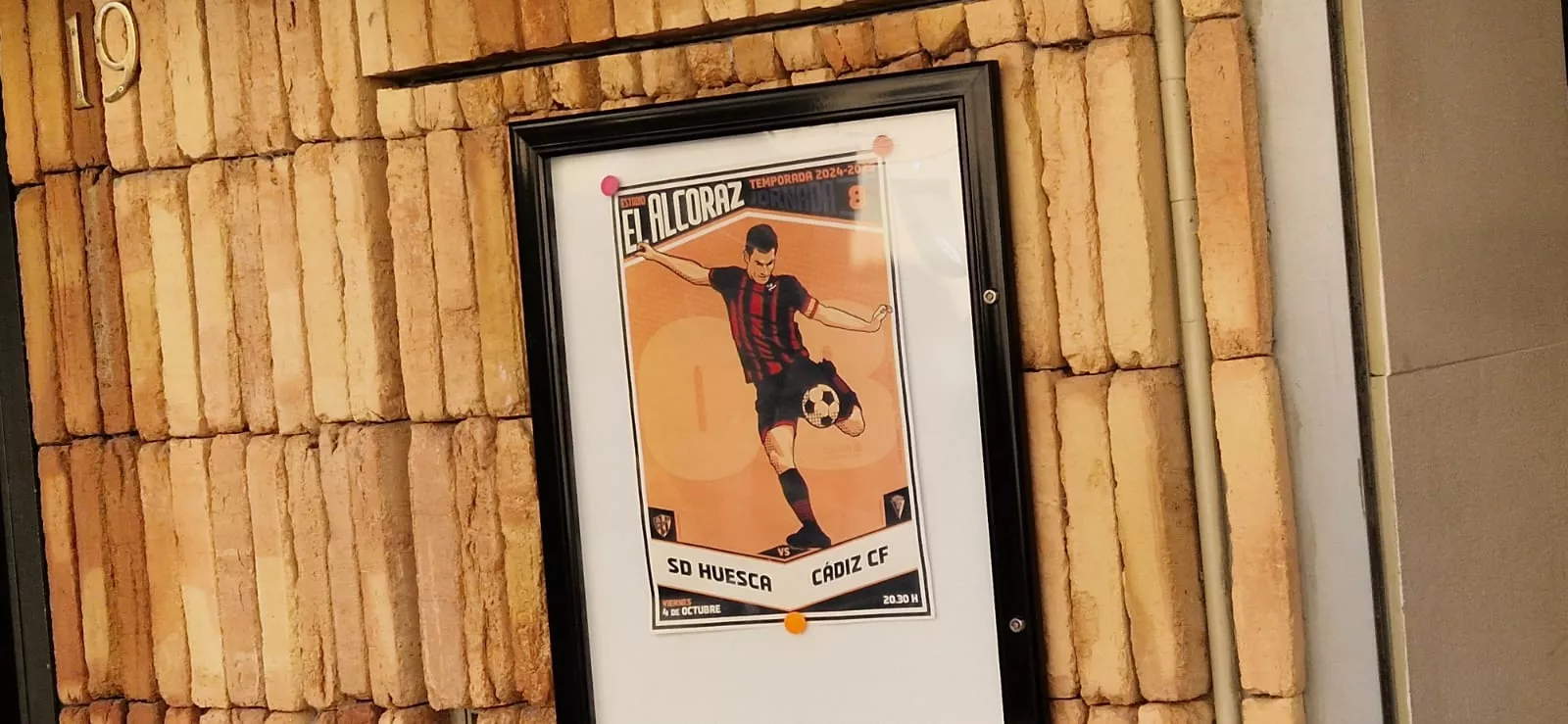 Cartel con la figura de Juanjo Camacho