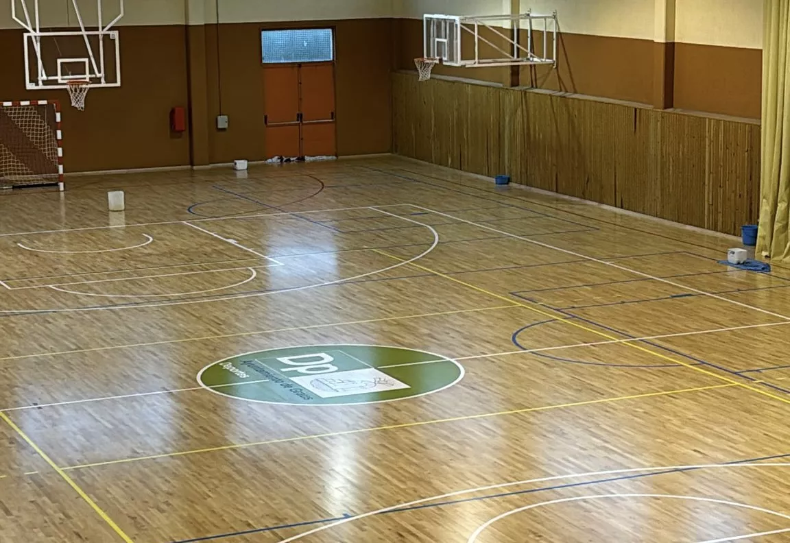 Nueva pista del pabellón polideportivo de Graus.