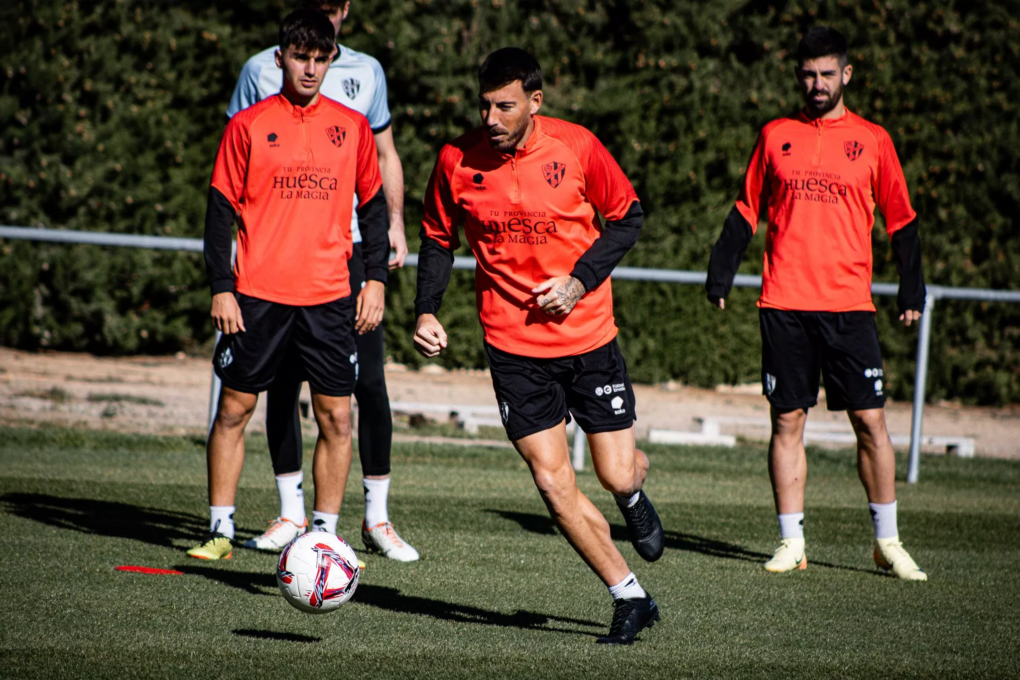 Sergi Enrich conduce un balón en la sesión de activación de este viernes por la mañana. Foto: SDH