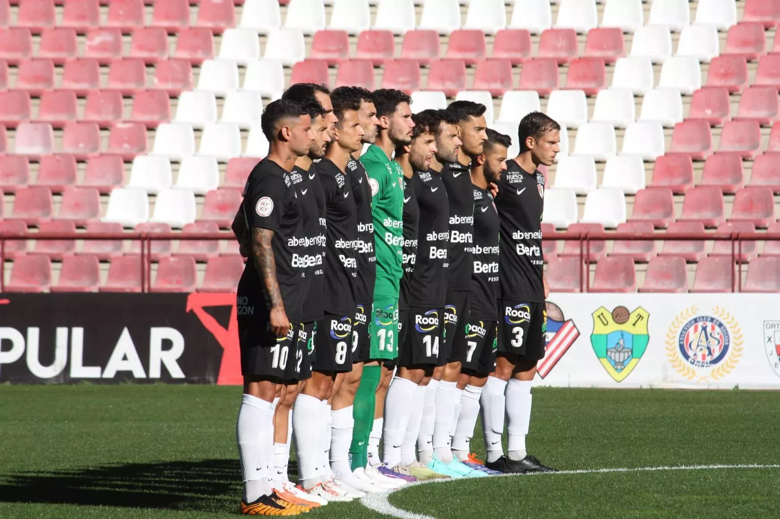 Jugadores del Barbastro en Las Gaunas. El Barbastro cae en Zubieta en el último suspiro (1-0)