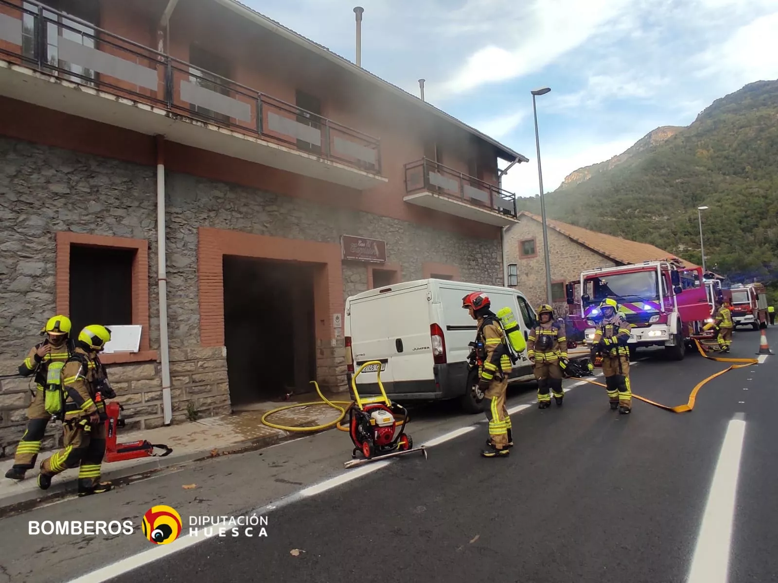 Bomberos intervienen en un incendio en una carpintería de Seira. Bomberos intervienen en un incendio en una carpintería de Seira.