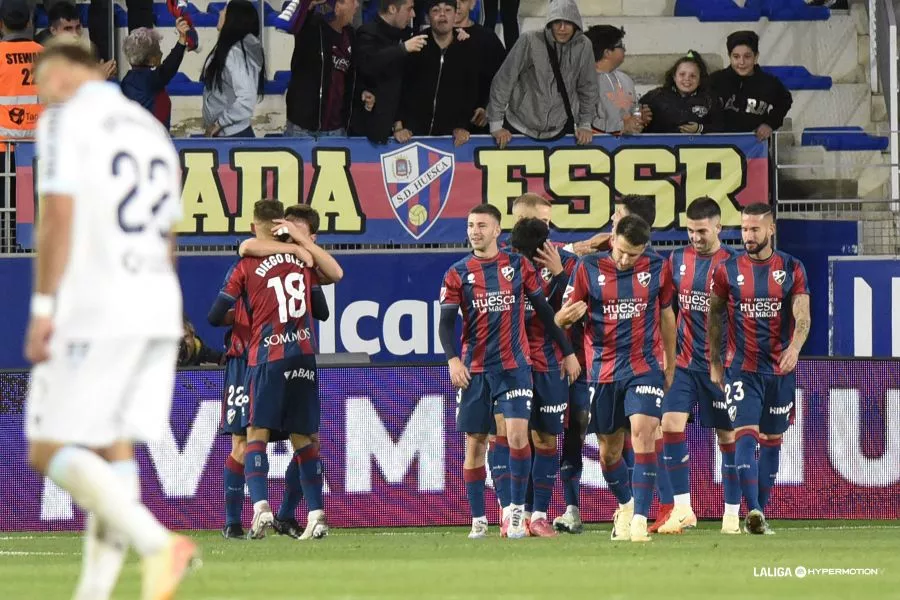 Una piña en la celebración del Huesca. Foto LaLiga