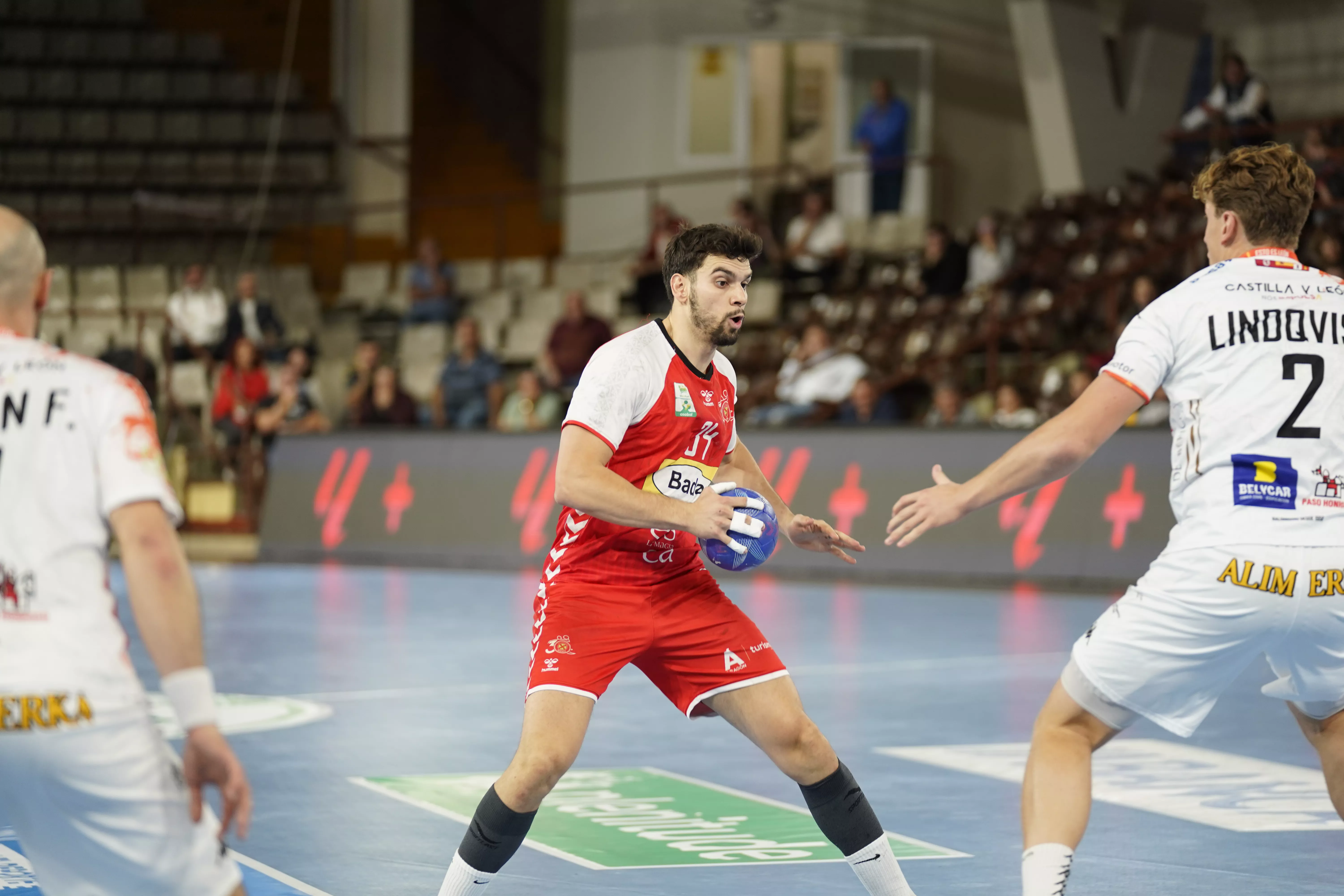 Malo, en una acción ante Ademar León. Exhibición defensiva de Bada Huesca para lograr el primer triunfo (23-25)
