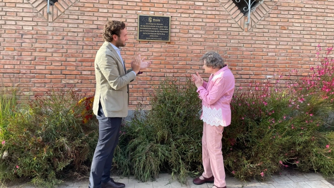 Isaac Claver y la hermana Antonia descubren la placa en el Colegio Isaac Claver y la hermana Antonia descubren la placa en el Colegio