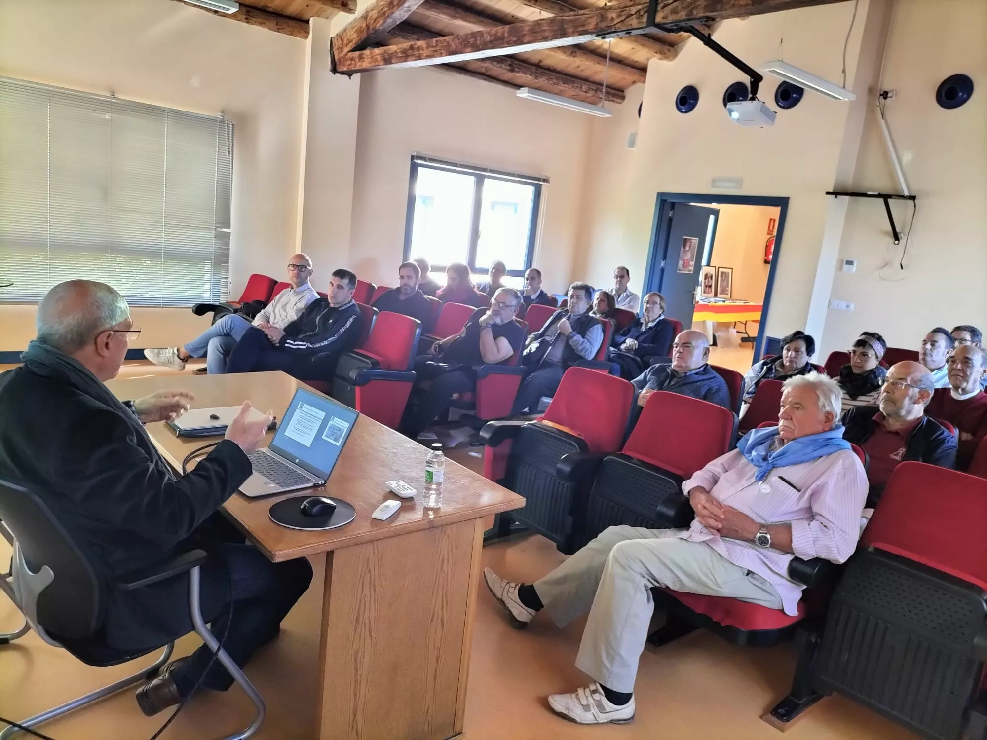 Conferencia de Antonio Cavero