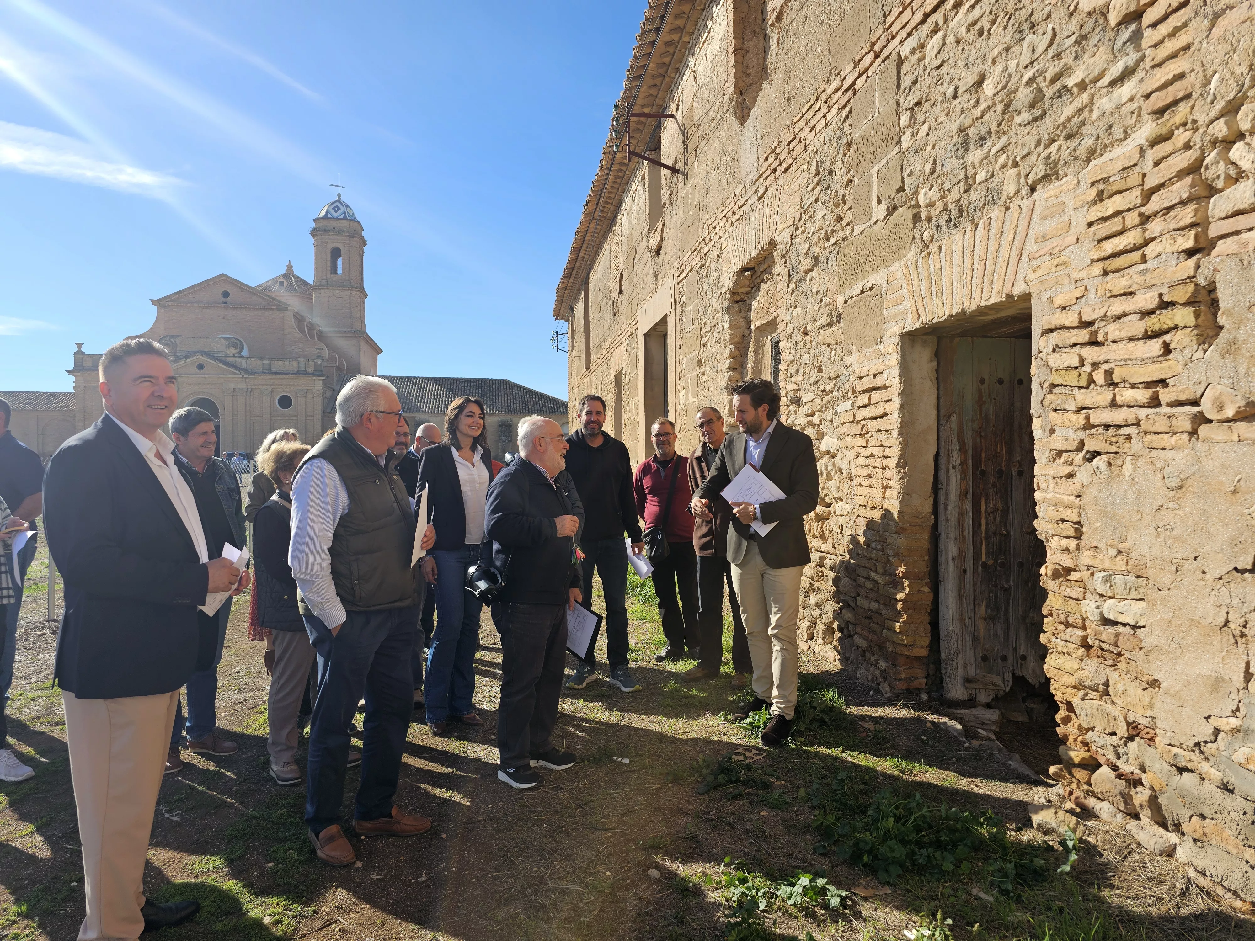 Primera reunión en torno a la Casa de Obediencias de la Cartuja de Nuestra Señora de las Fuentes con Isaac Claver al frente Primera reunión en torno a la Casa de Obediencias de la Cartuja de Nuestra Señora de las Fuentes con Isaac Claver al frente