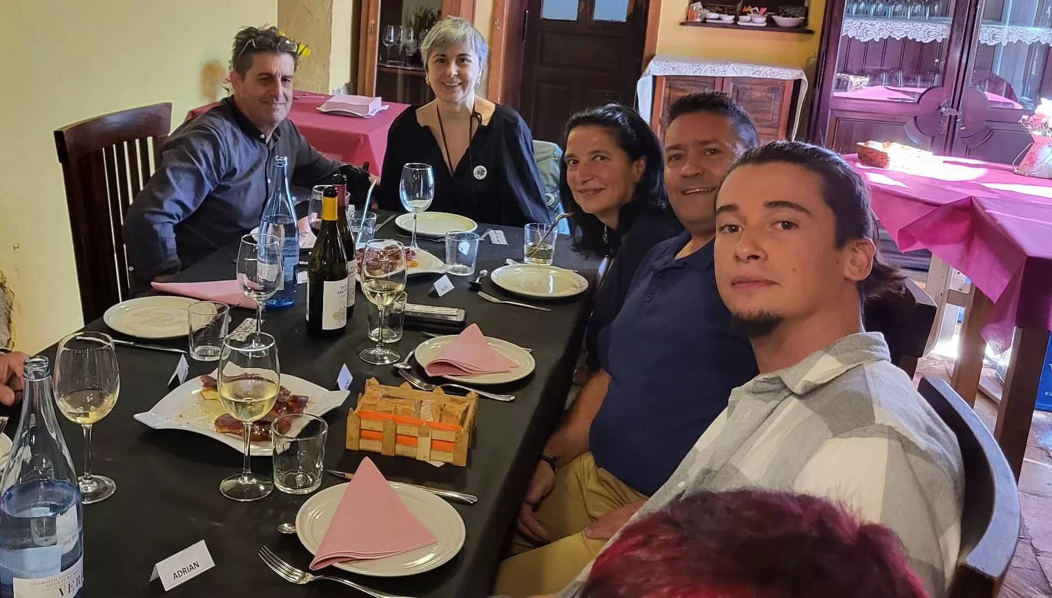 Olga Mélida y Belén Arcos con sus familiares más directos en la velada de este sábado en la Abadía de Siétamo Olga Mélida y Belén Arcos con sus familiares más directos en la velada de este sábado en la Abadía de Siétamo