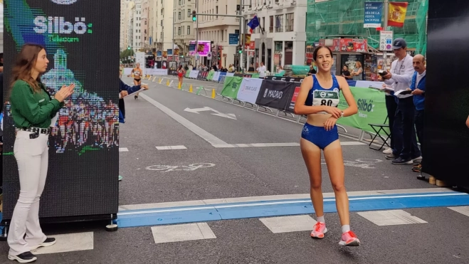 Clara Lacoma, campeona Sub-16, entra en meta.