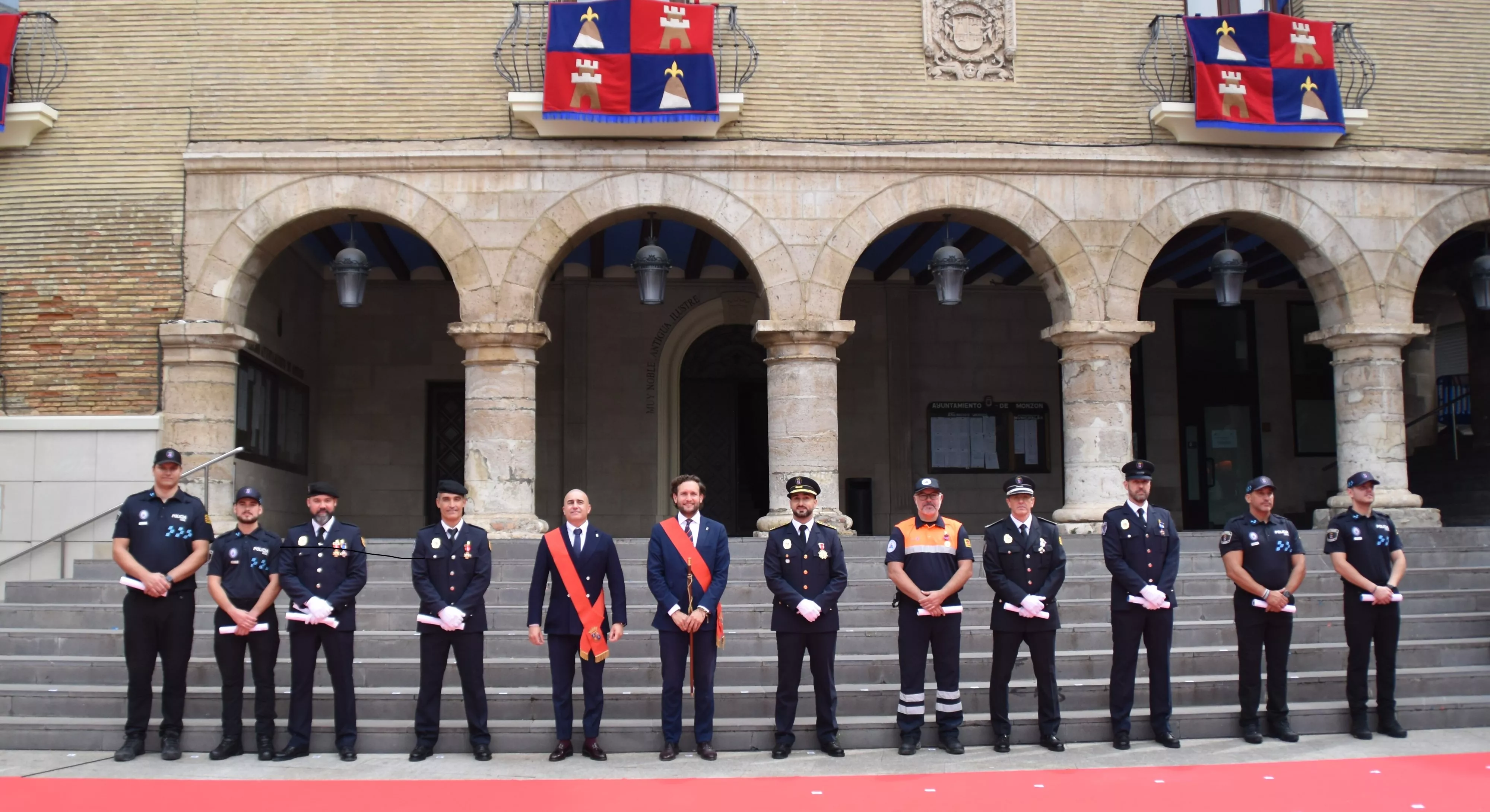Los homenajeados con el alcalde de Monzón, Isaac Claver.