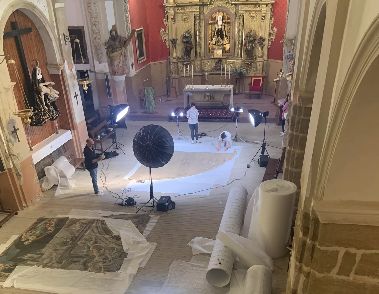 La restauradora Mercedes del Pino documentando fragmentos del Monumento de Semana Santa de la antigua colegiata de Santa María la Mayor en Bolea.