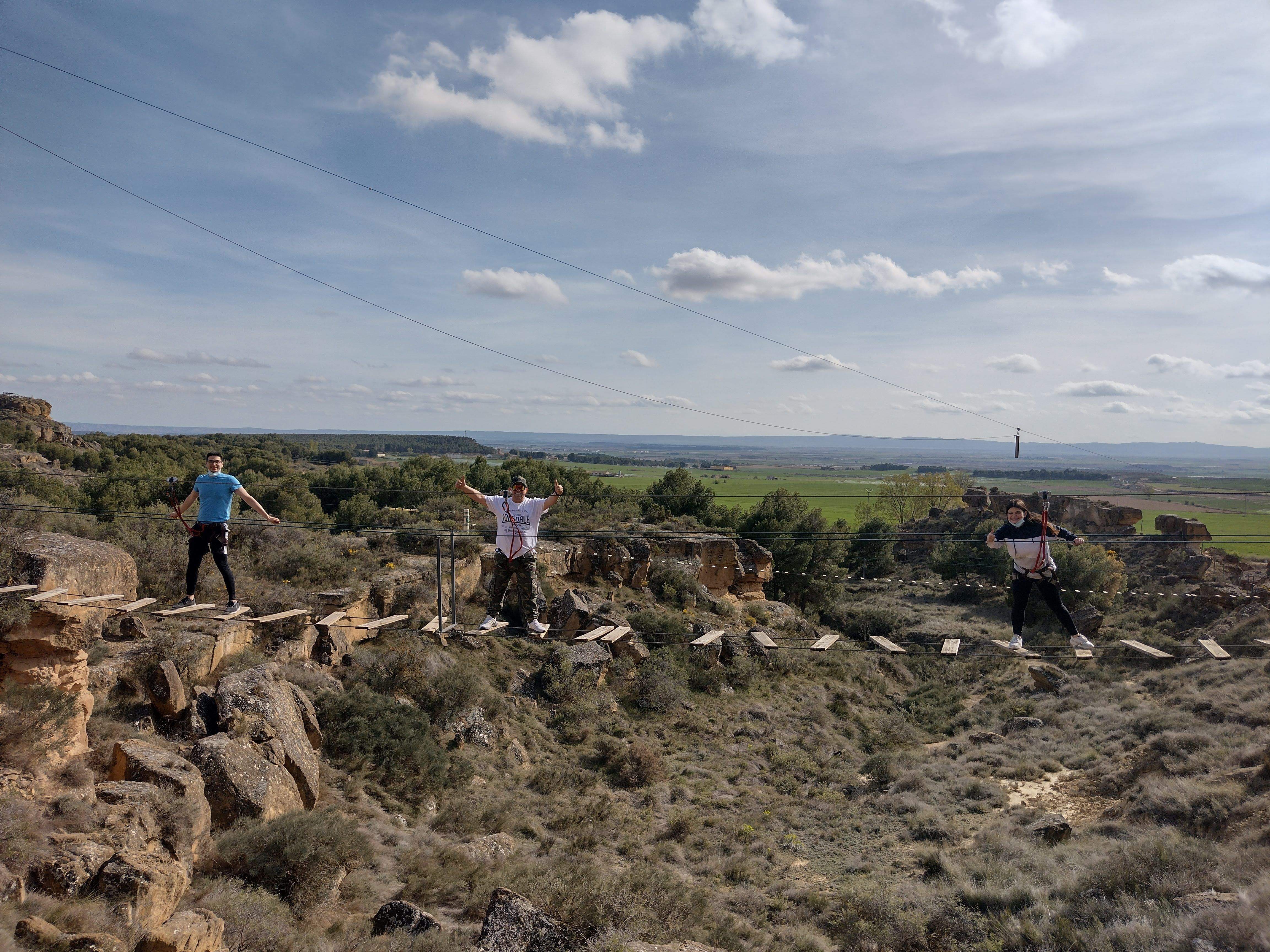Activdad de las tirolinas en la Gabarda.