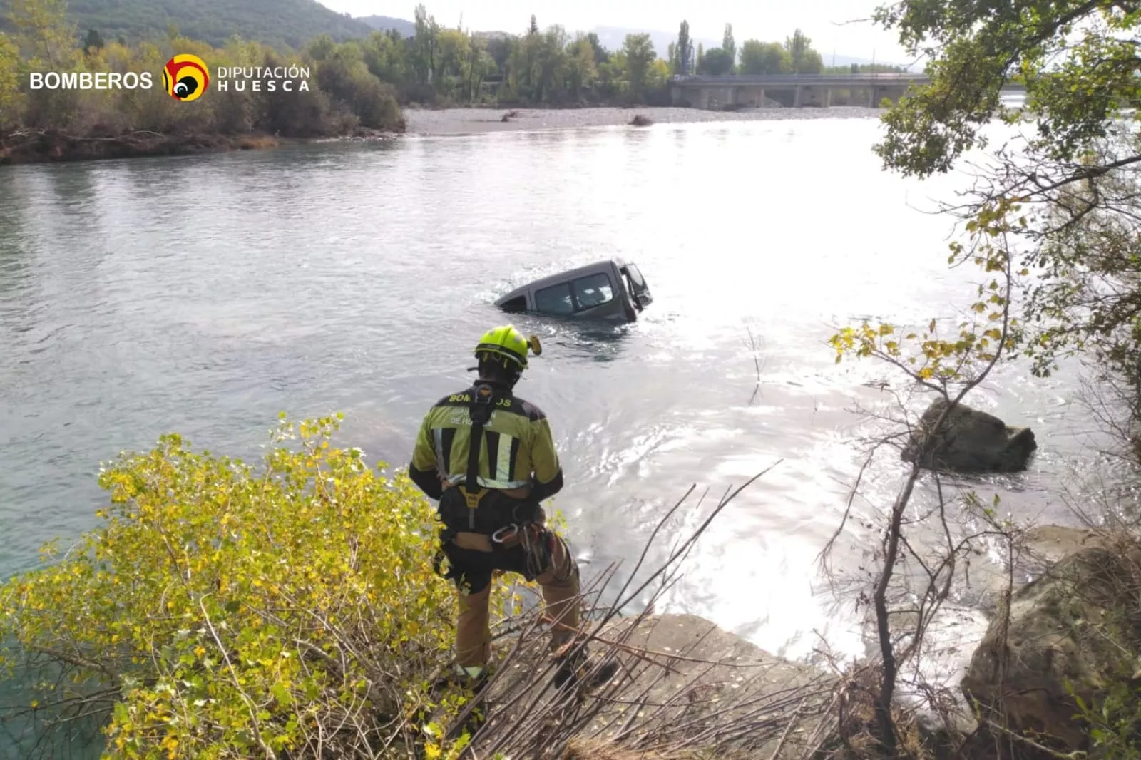 Imagen del accidente, con el vehículo que ha caído al río Cinca, en el término de Aínsa.
