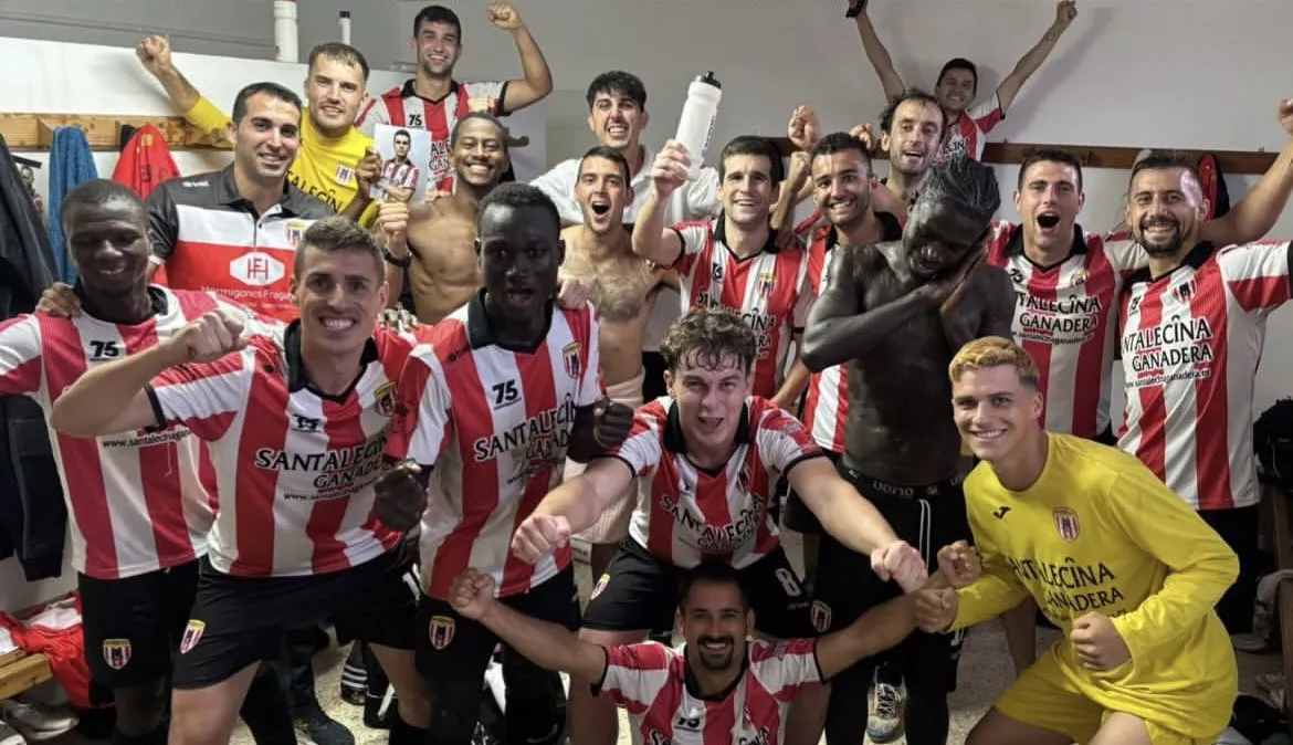 Jugadores del Ontiñena celebran la última victoria ante el Gurrea.