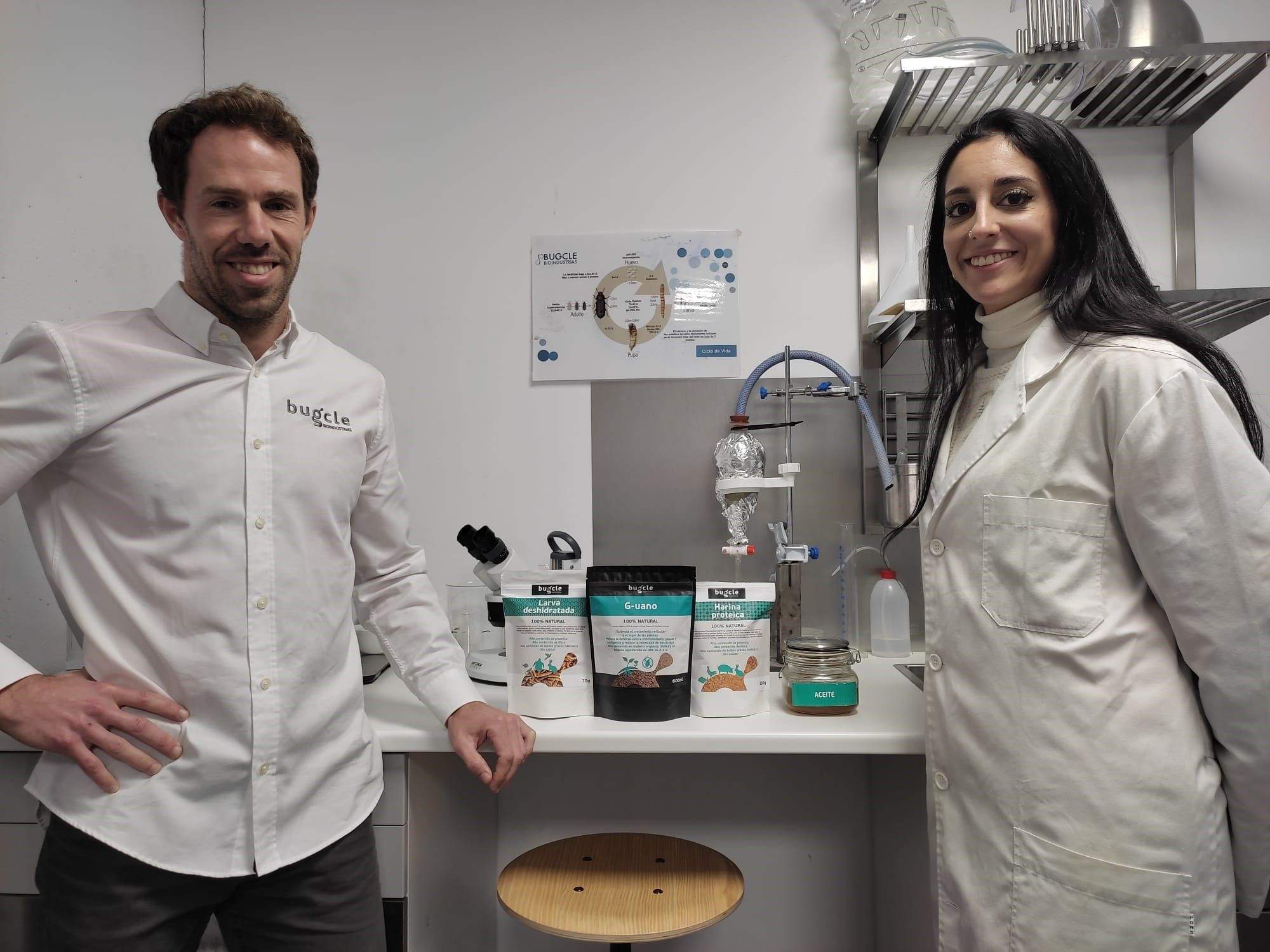 Javier Luis y su compañera