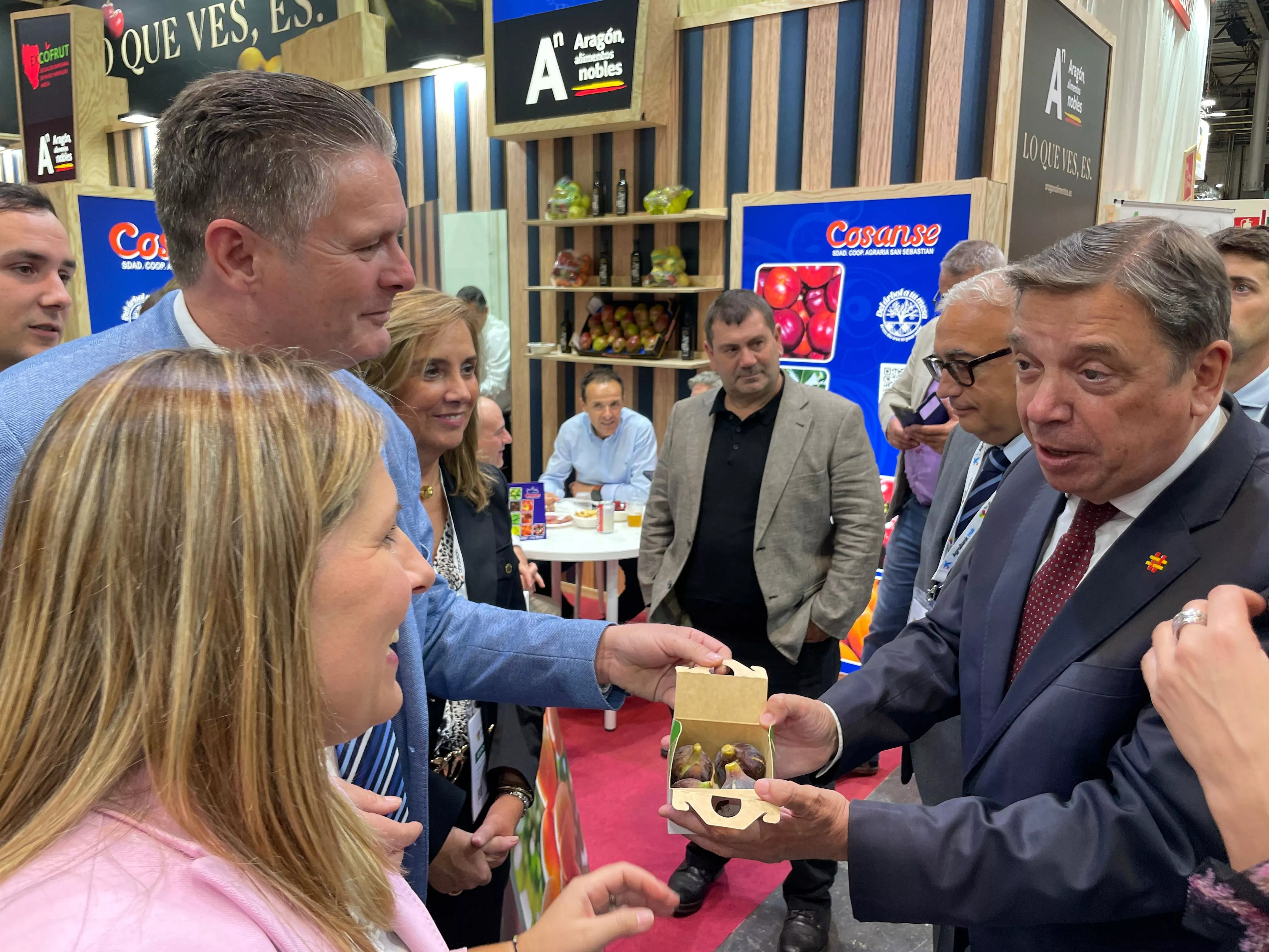 Ignacio Gramún y Verónica Alins entregan los higos a Luis Planas y Javier Rincón