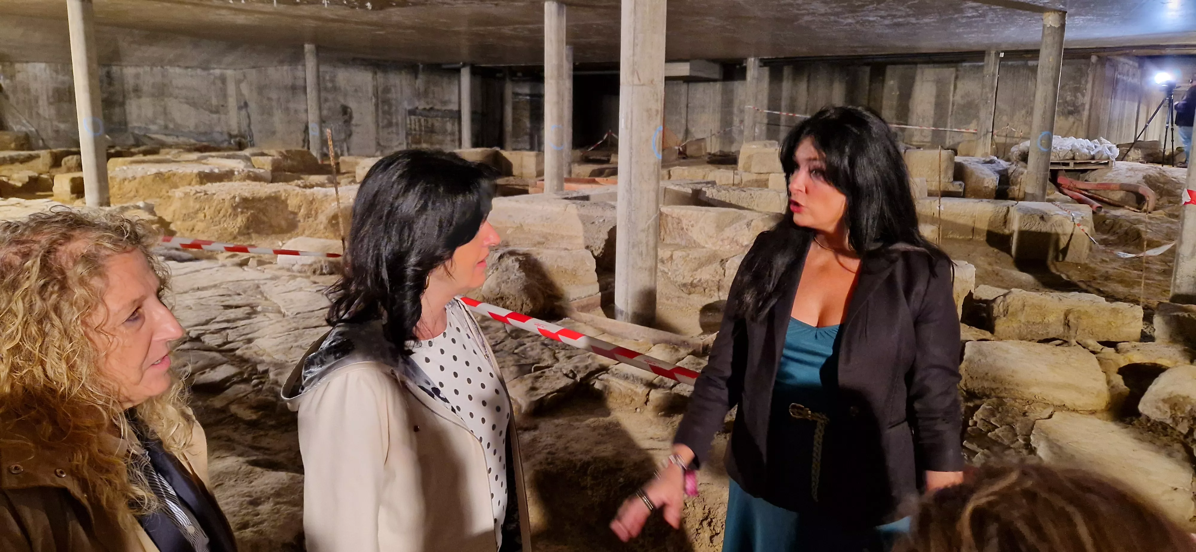La directora general de Patrimonio, en el centro de la imagen, entre la concejala Susana Oliván y la alcaldesa, Lorena Orduna, visitando el Círculo Católico. Foto Myriam Martínez La directora general de Patrimonio, en el centro de la imagen, entre la concejala Susana Oliván y la alcaldesa, Lorena Orduna, visitando el Círculo Católico. Foto Myriam Martínez