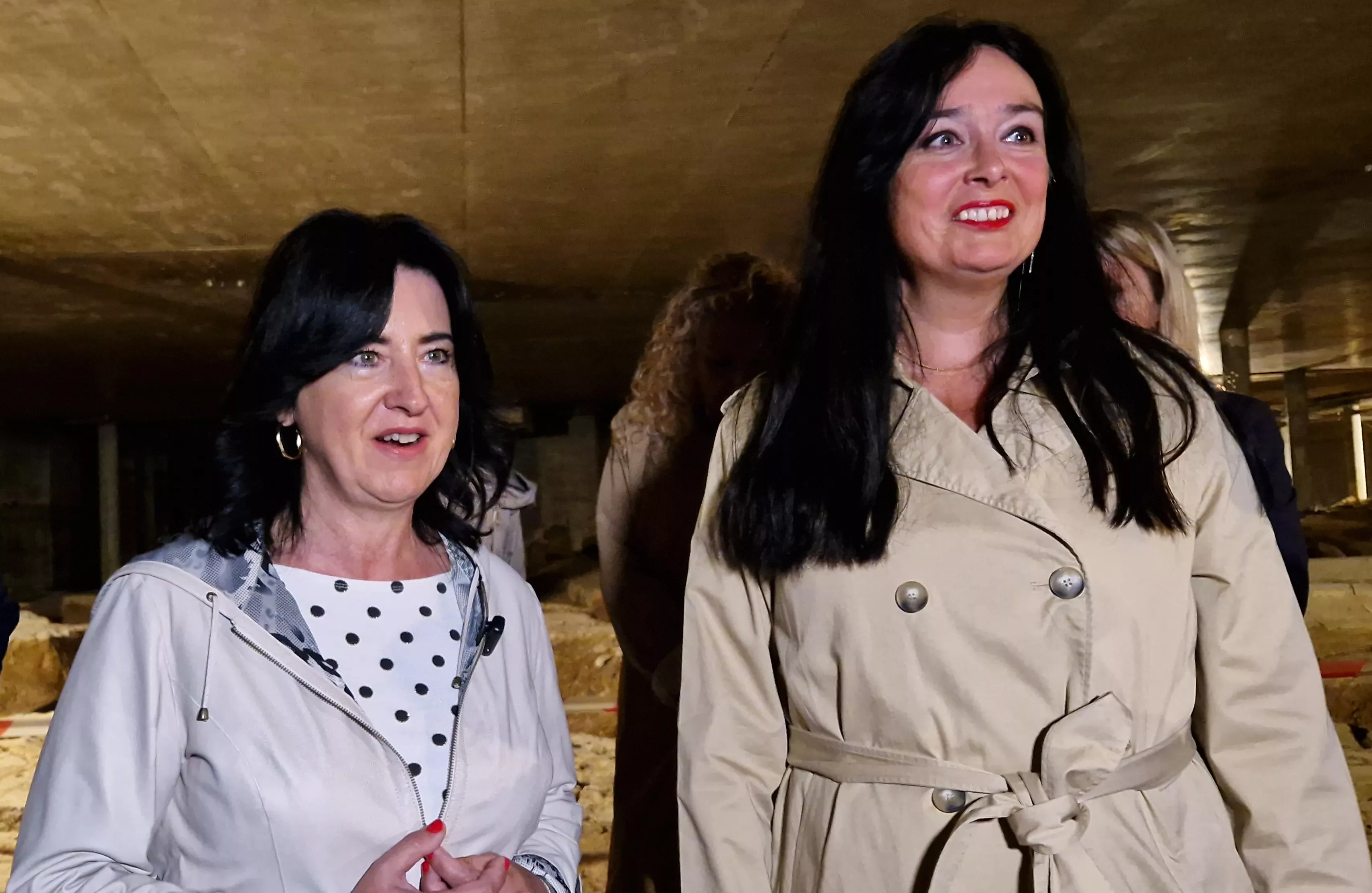 La directora general de Patrimonio,  Gloria Pérez, y la alcaldesa de Huesca, Lorena Orduna, en el Círculo Católico. Foto Myriam Martínez 