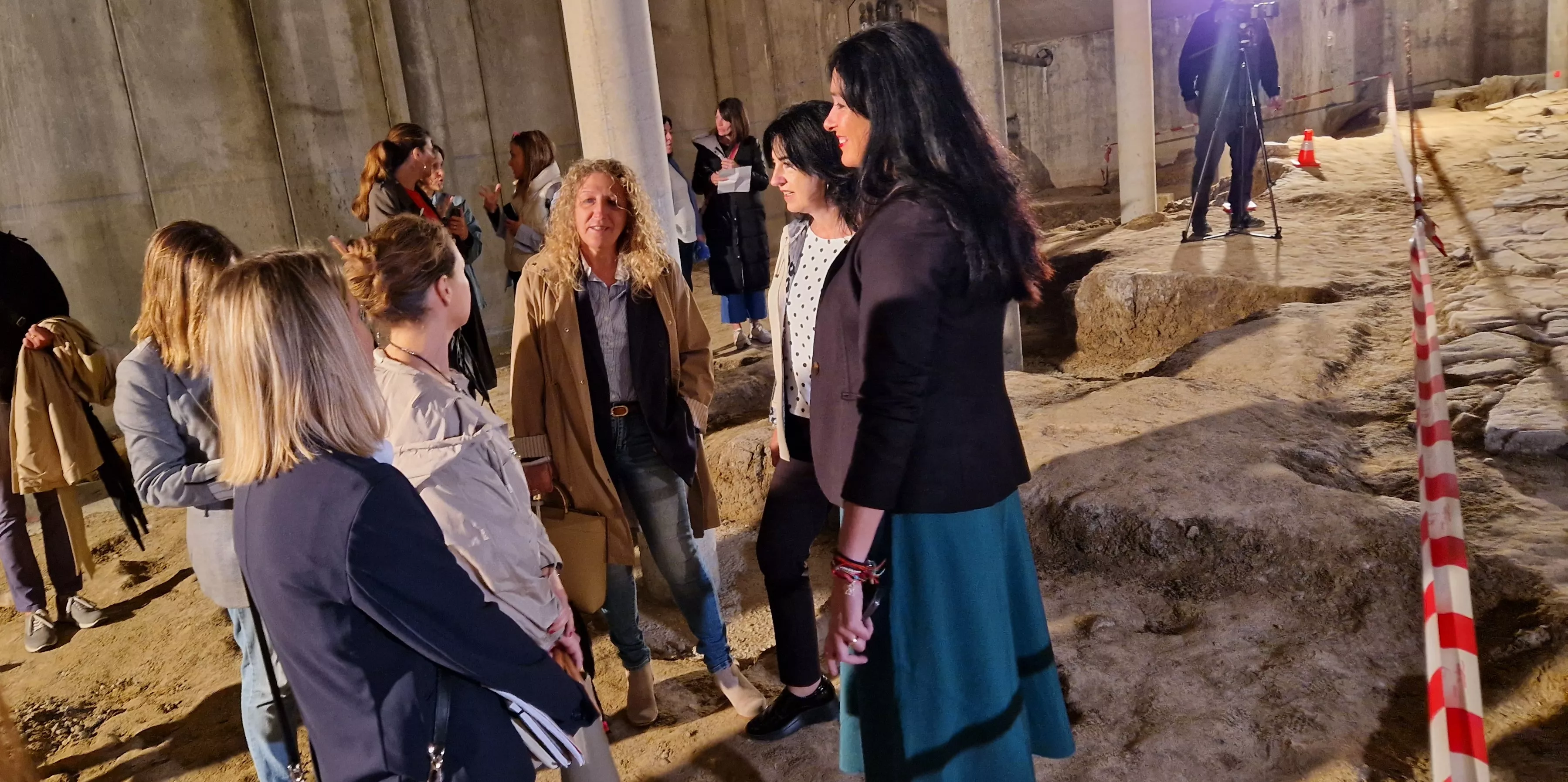 Visita de la directora general de Patrimonio,  Gloria Pérez, al Círculo Católico de Huesca. Foto Myriam Martínez 