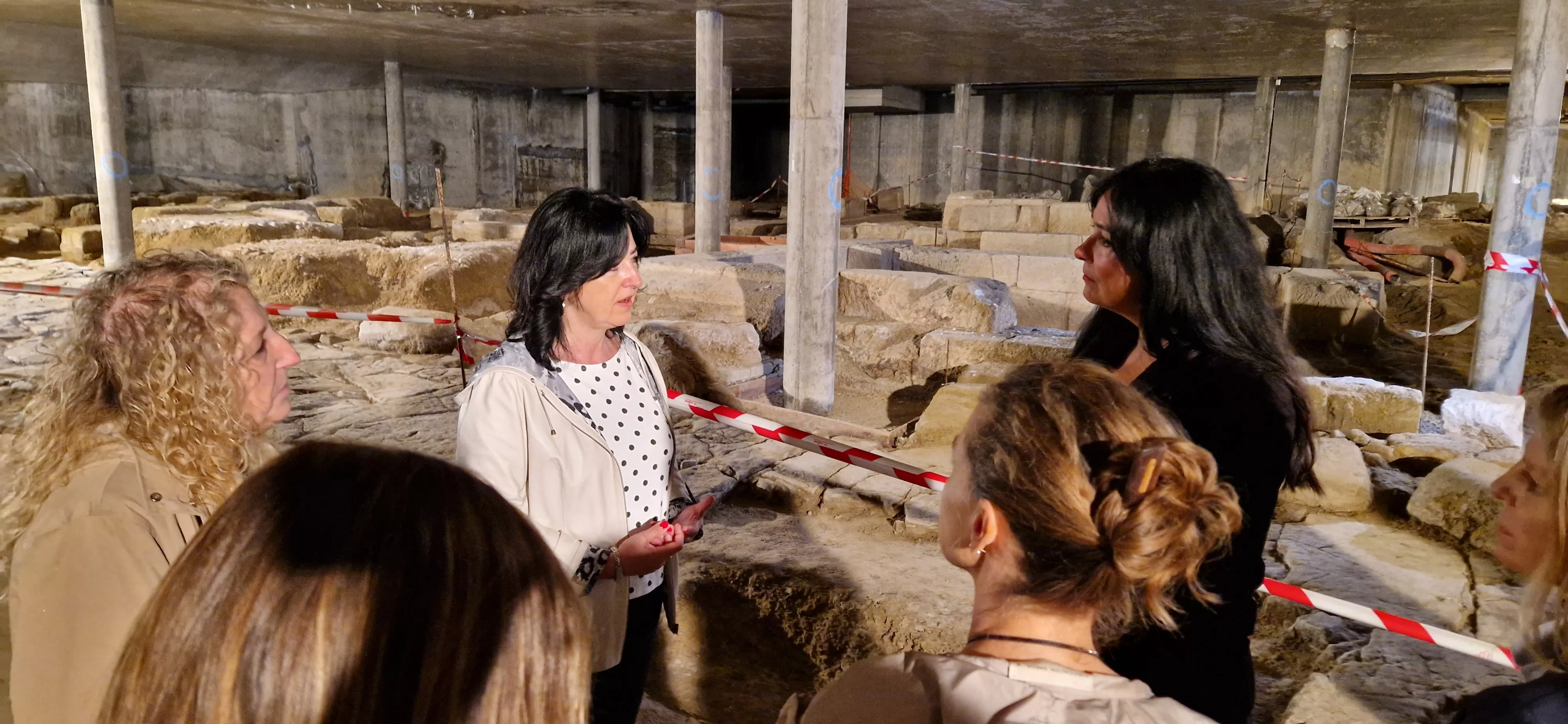 Visita de la directora general de Patrimonio,  Gloria Pérez, al Círculo Católico de Huesca. Foto Myriam Martínez 