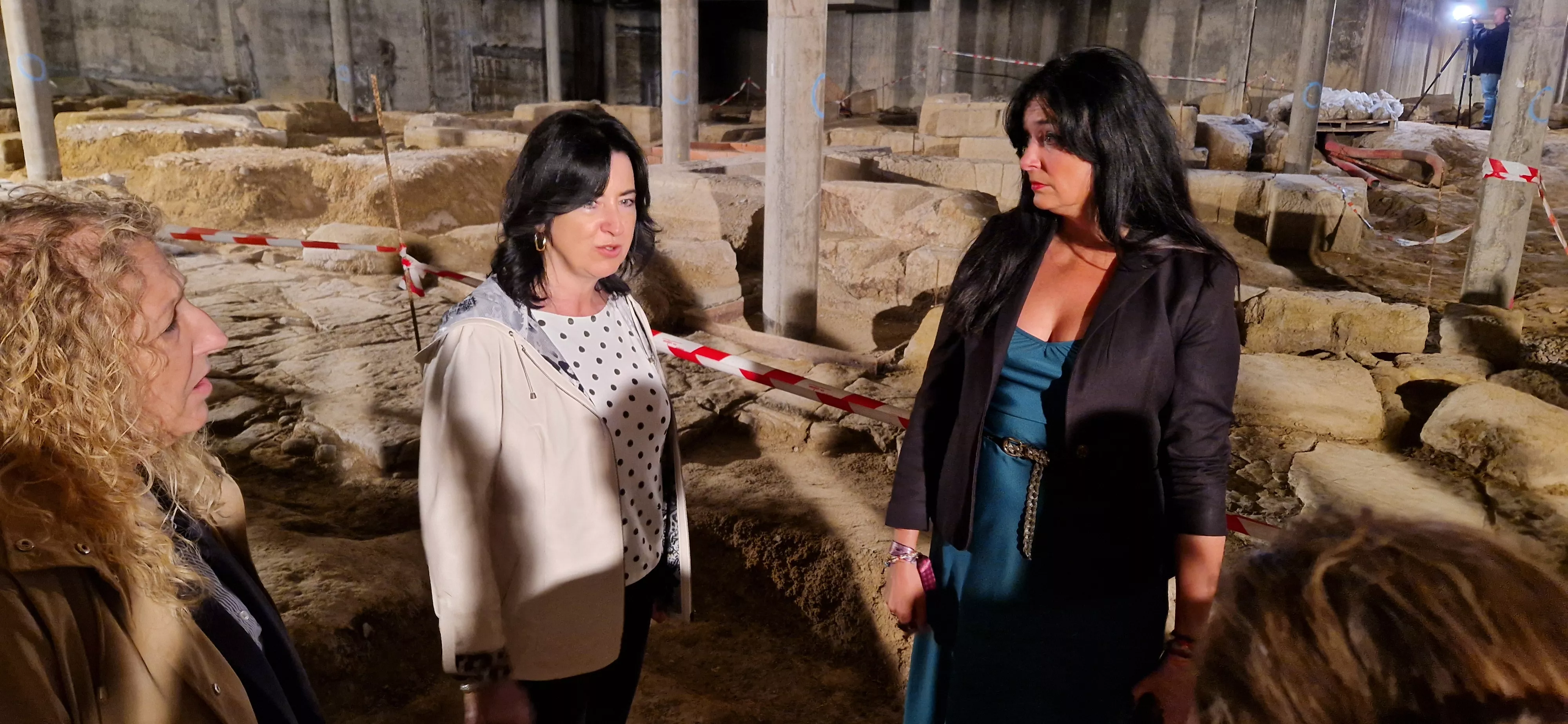 La directora general de Patrimonio,  Gloria Pérez, y la alcaldesa de Huesca, Lorena Orduna, en el Círculo Católico. Foto Myriam Martínez 