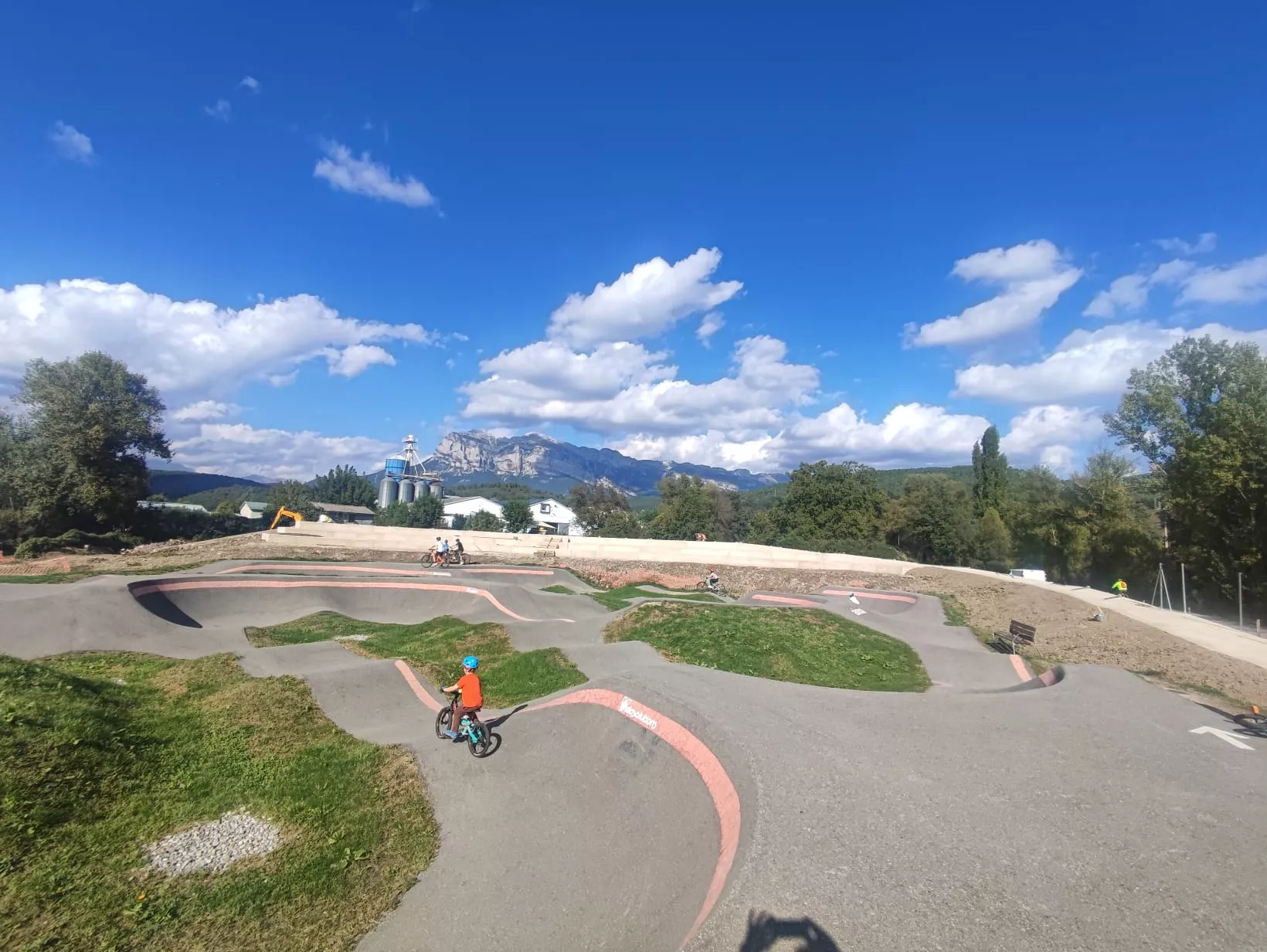 Siguen a buen ritmo las obras de acondicionamiento de accesos al pumptrack de Aínsa.