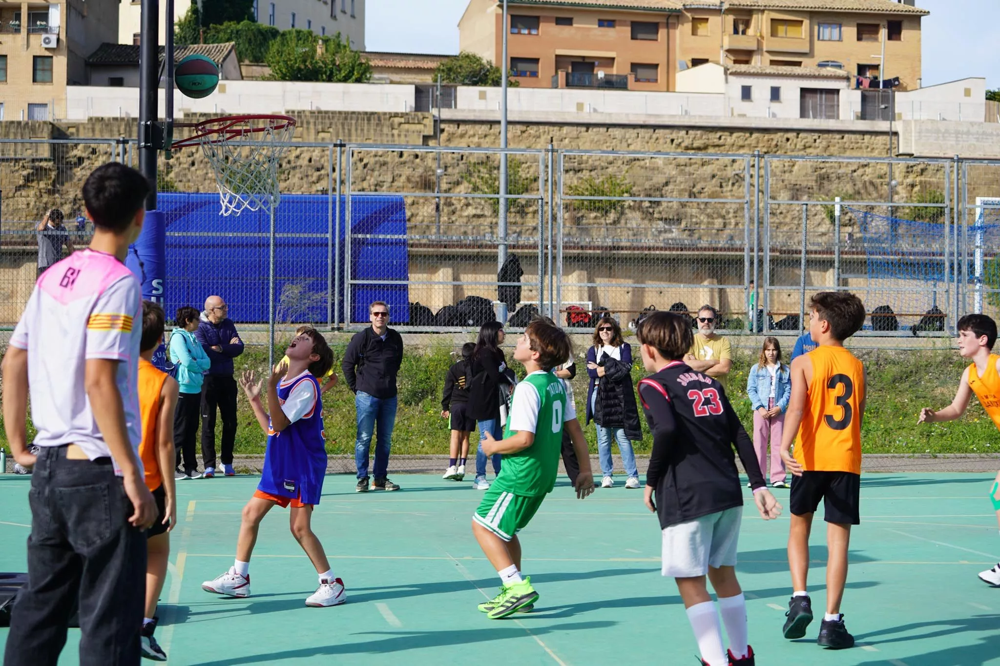 Imágenes del 3x3 baloncesto por la Infancia de Huesca