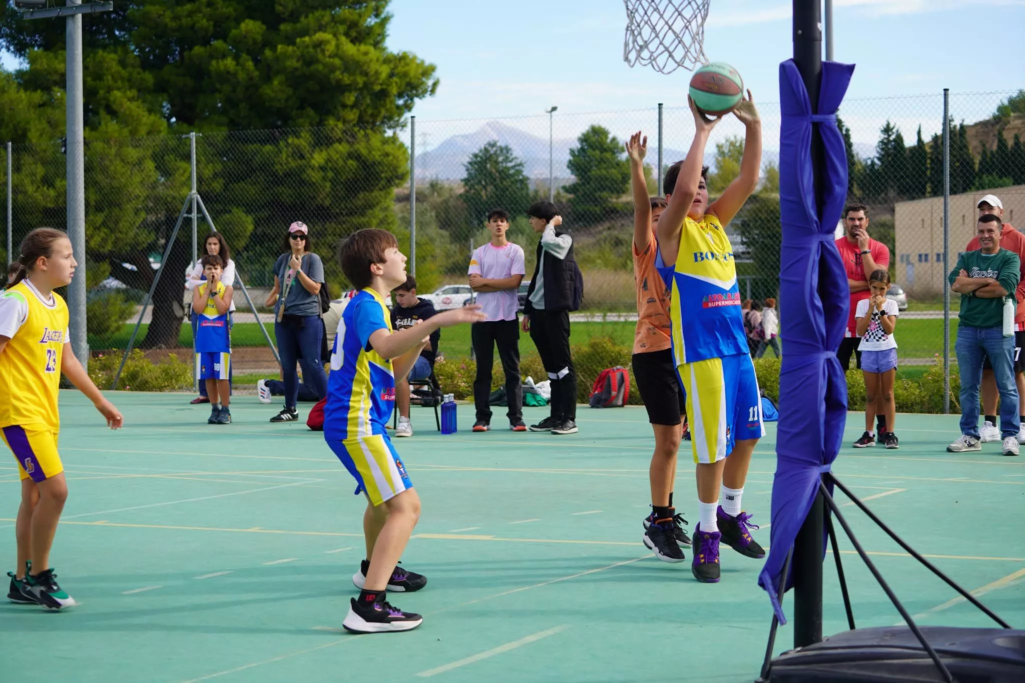 Imágenes del 3x3 baloncesto por la Infancia de Huesca