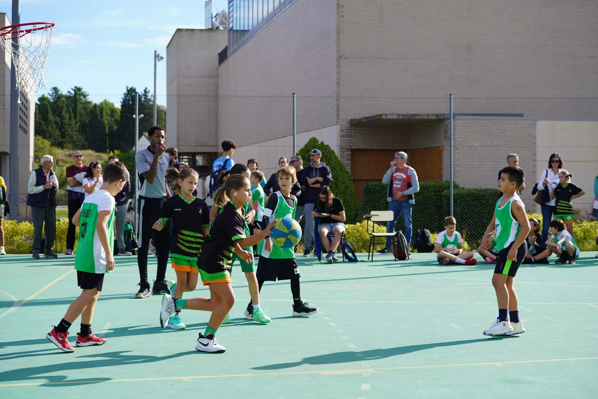 Imágenes del 3x3 baloncesto por la Infancia de Huesca