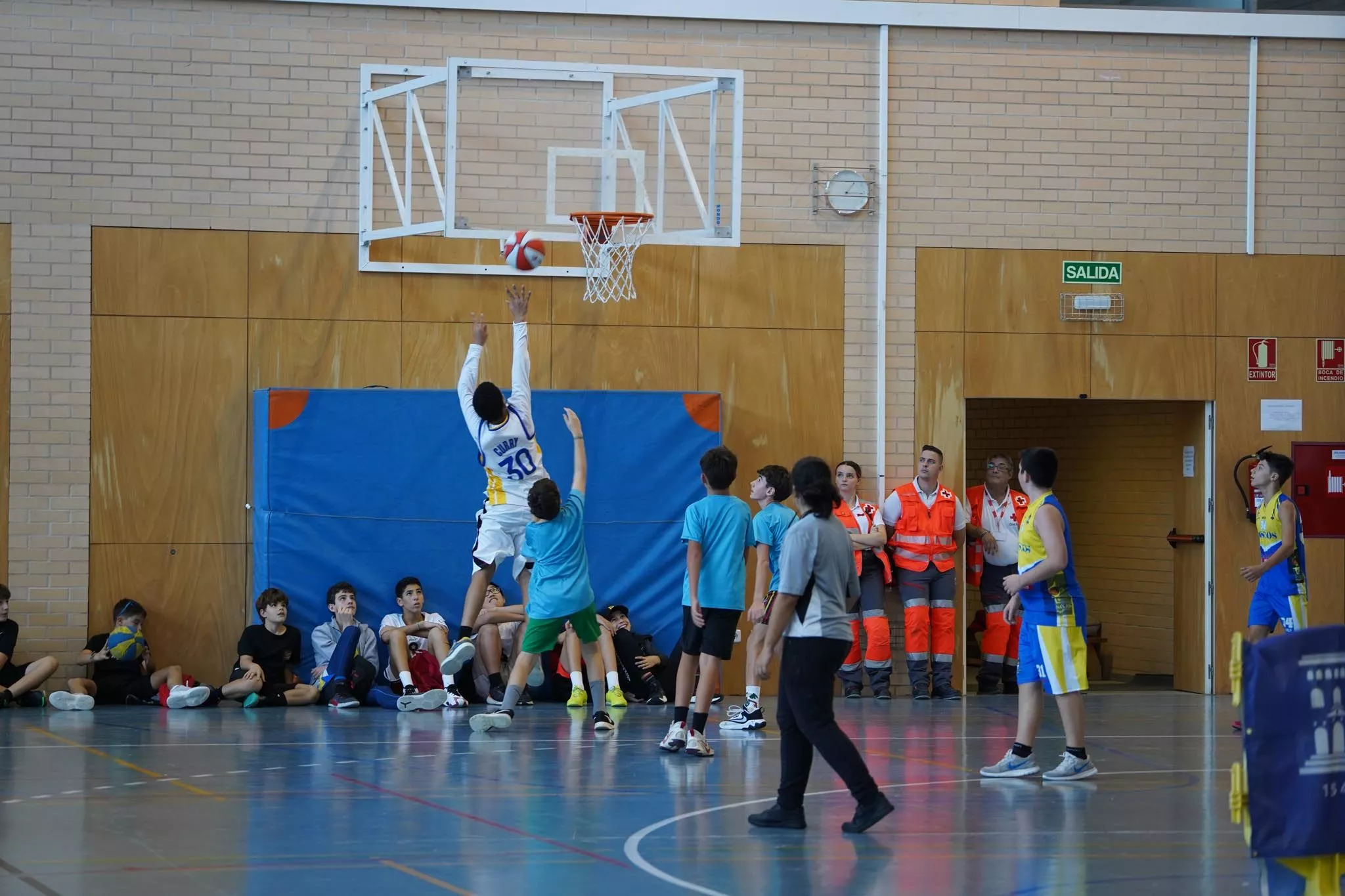 Imágenes del 3x3 baloncesto por la Infancia de Huesca