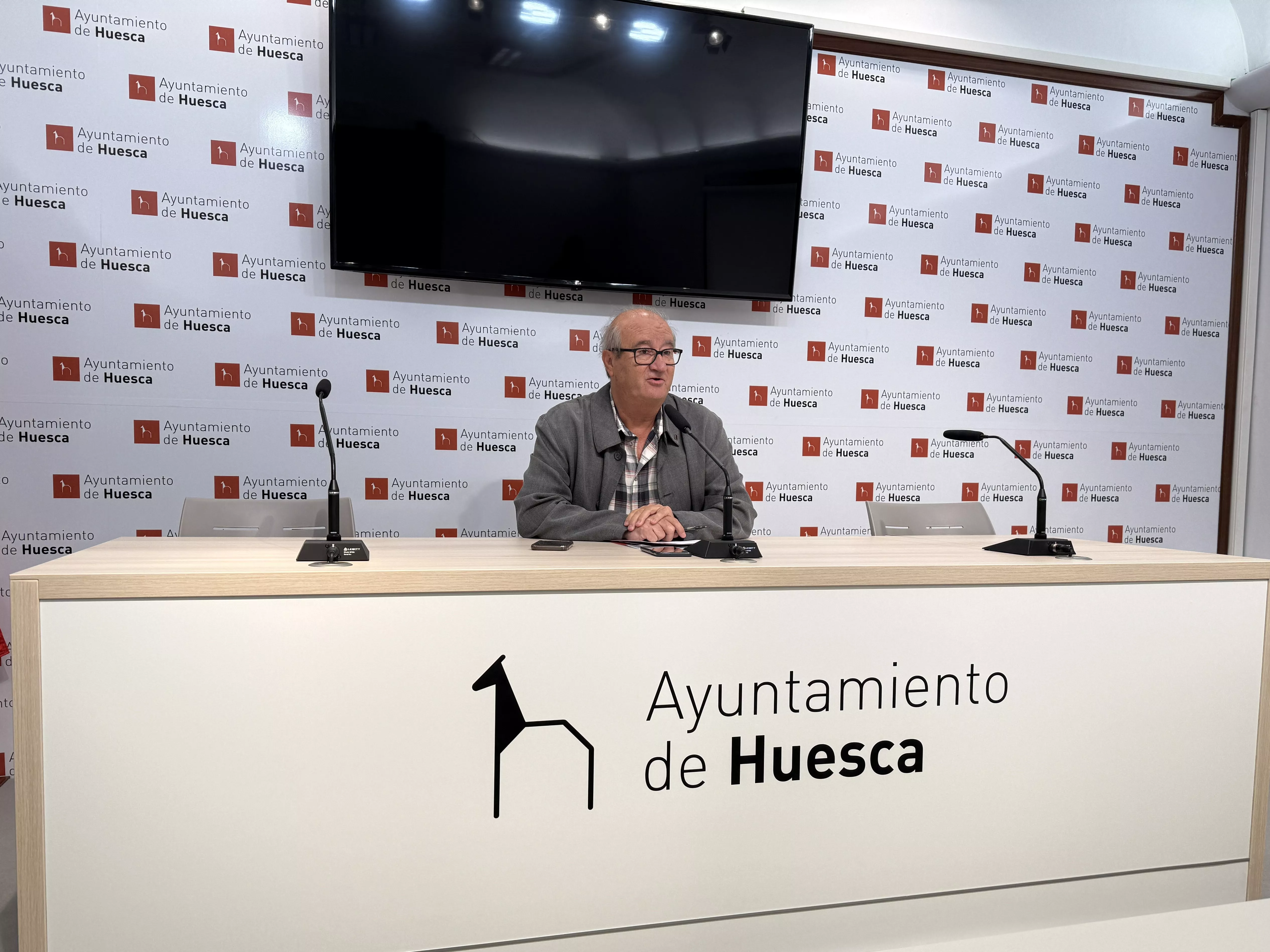 José María Romance ha presentado la propuesta del PSOE sobre las tasas. José María Romance ha presentado la propuesta del PSOE sobre las tasas.