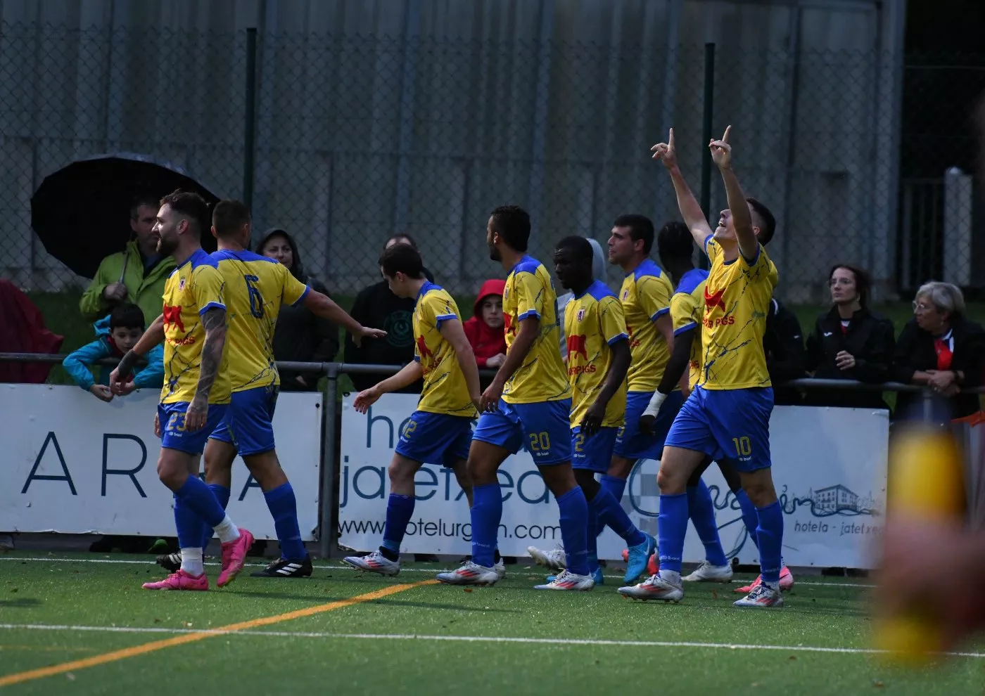 El Ontiñena celebra el gol en Elizondo ante el Baztán Foto El Marcador Aragonés