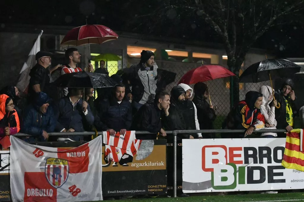 Afición del Ontiñena en Guiltxaurdi Foto El Marcador Aragonés