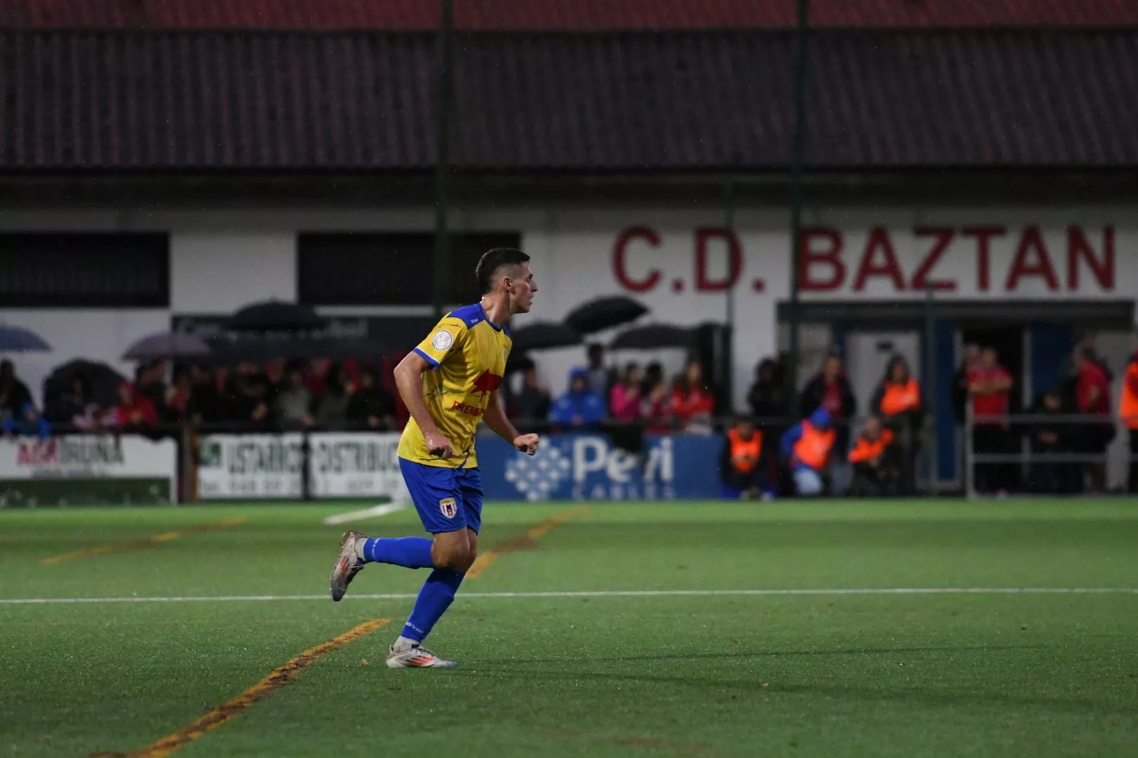 Serrate, jugador del Ontiñena, en el partido ante el Baztán. Foto El Marcador Aragonés