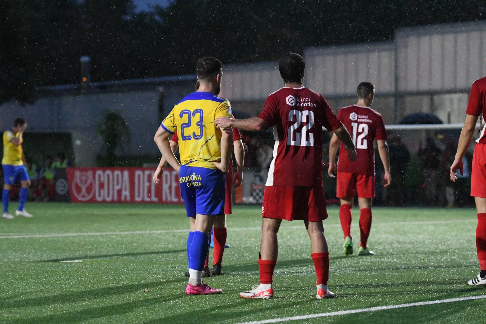 Aldabó junto a un jugador local. Foto El Marcador Aragonés