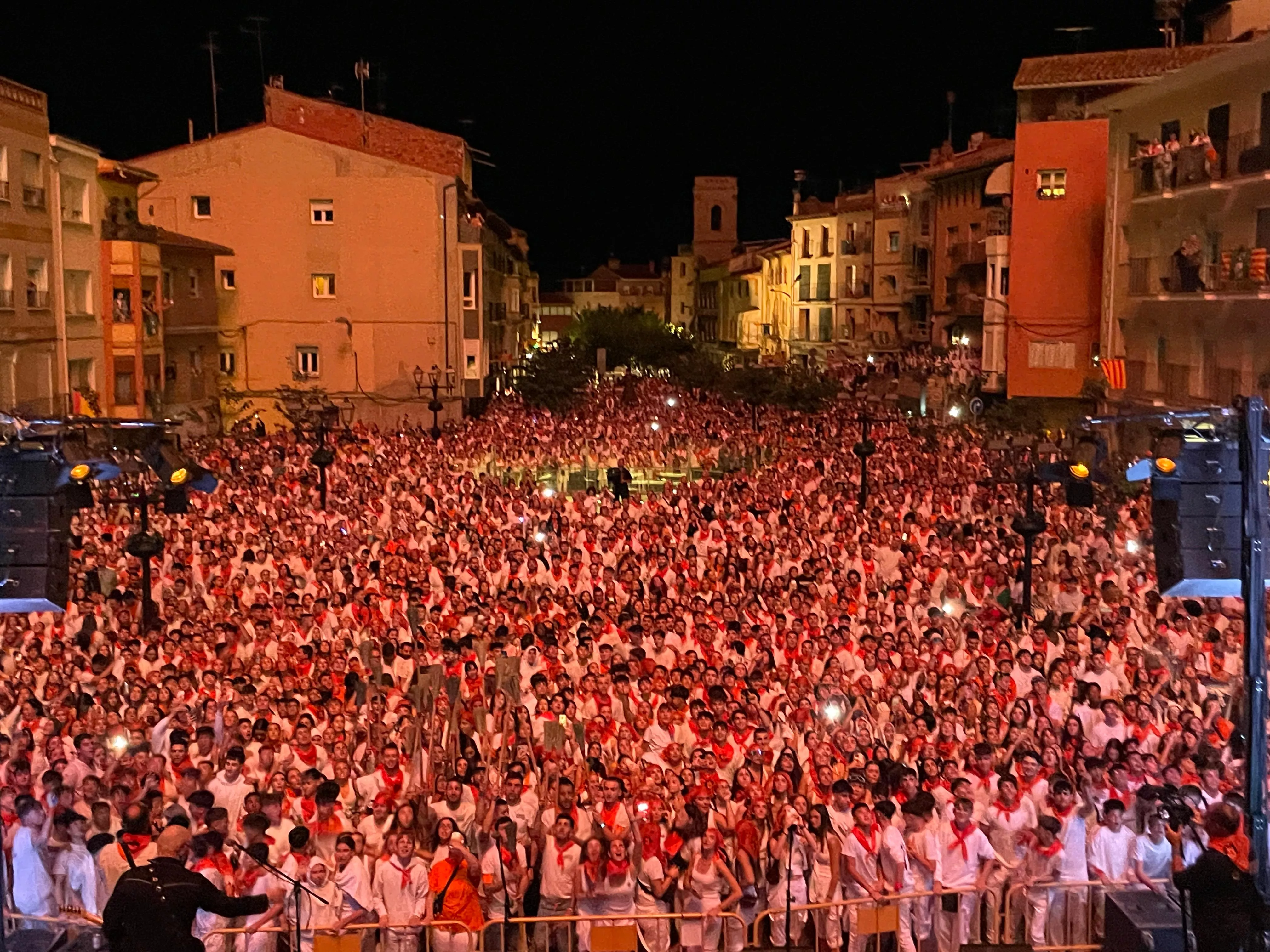 Ambientazo en Fraga en el disparo del coetasso