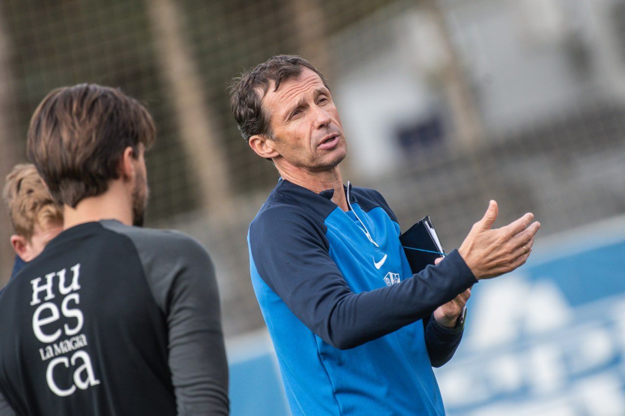 Cuco Ziganda charla con sus futbolistas en la sesión de recuperación tras el empate ante el Sporting. Foto: SD Huesca